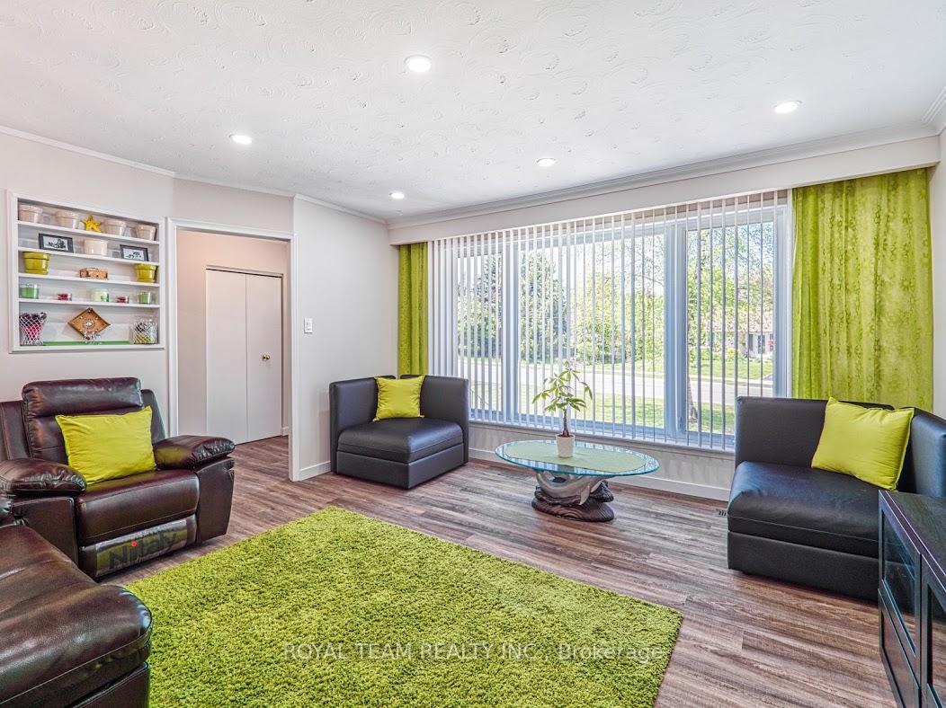 Photo 3 of 104 Lewis Drive, Newmarket, Central Newmarket — HOMEH
