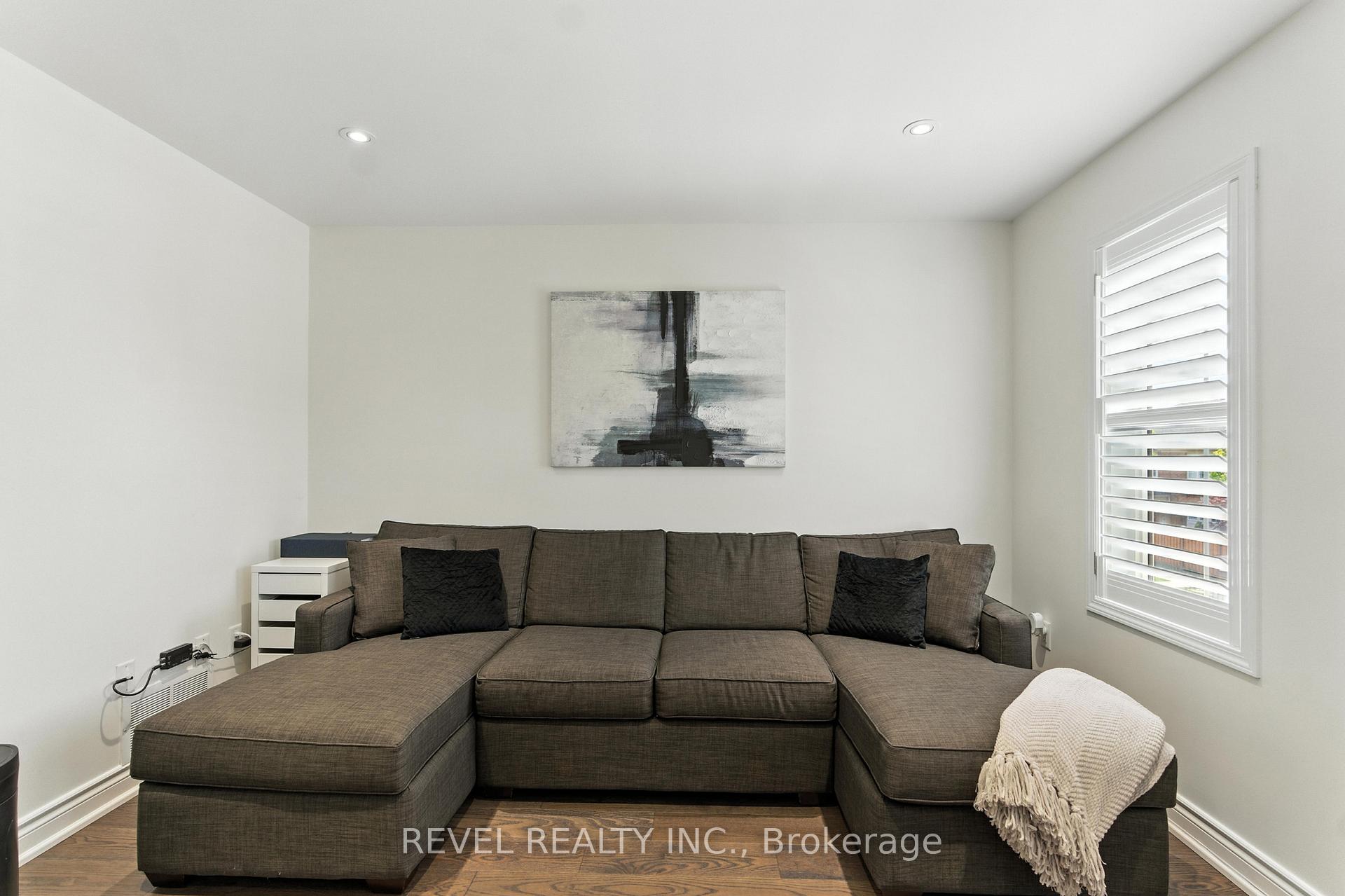 Photo 4 of 601 Brothers Crescent, Milton, Coates — HOMEH