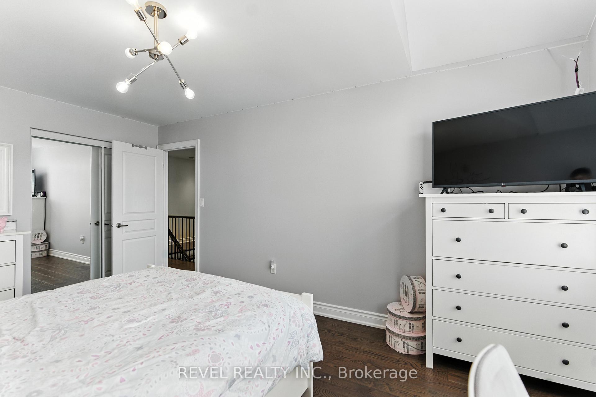 Photo 10 of 601 Brothers Crescent, Milton, Coates — HOMEH