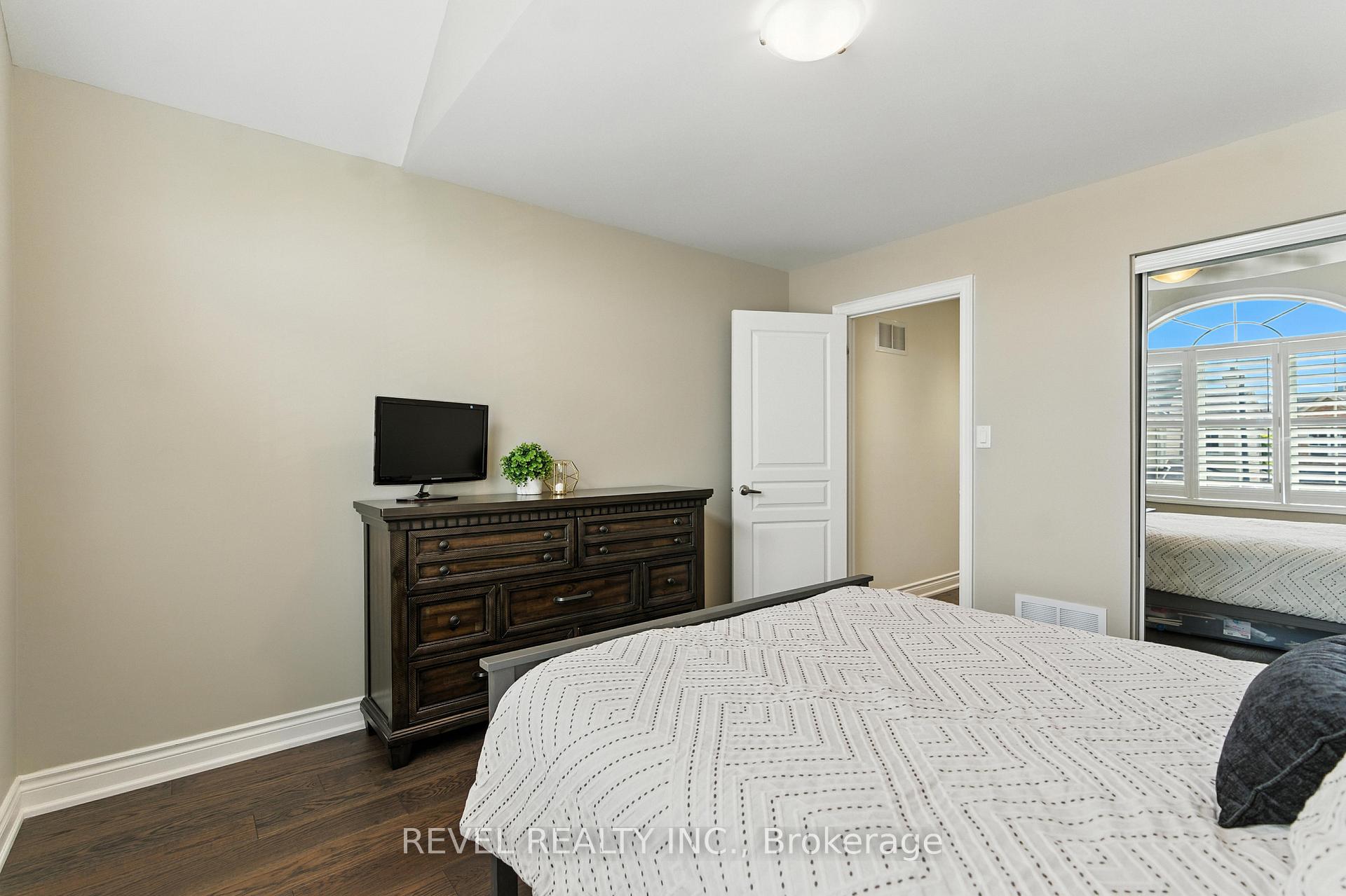 Photo 32 of 601 Brothers Crescent, Milton, Coates — HOMEH