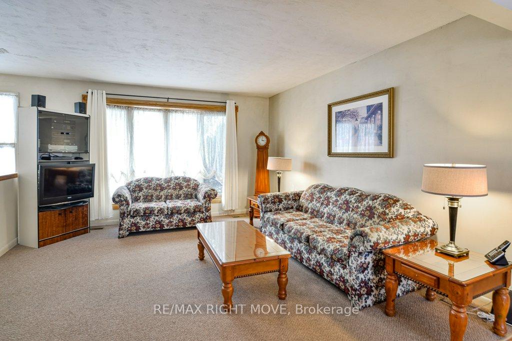 Photo 4 of 46 Esther Anne Drive, Orillia — HOMEH