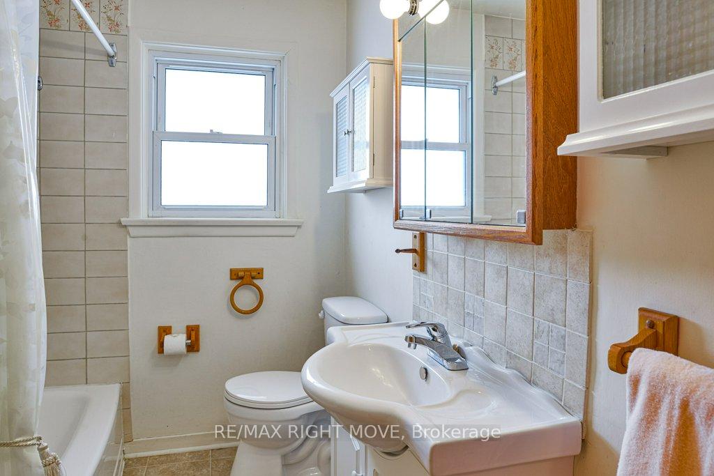 Photo 13 of 46 Esther Anne Drive, Orillia — HOMEH