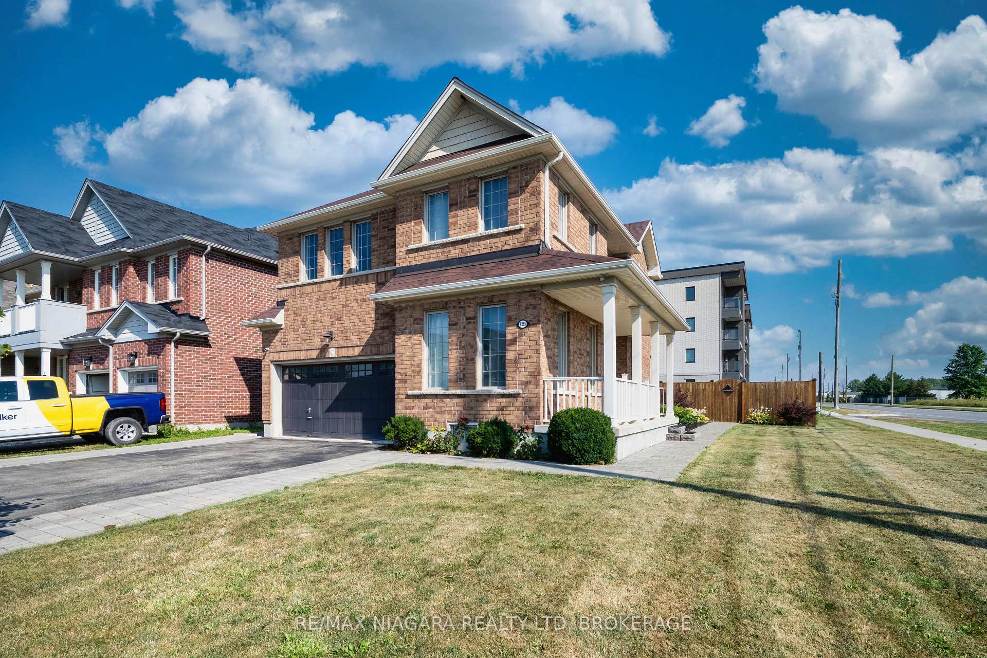 Photo 3 of 8285 Elderberry Drive, Niagara Falls, Brown — HOMEH