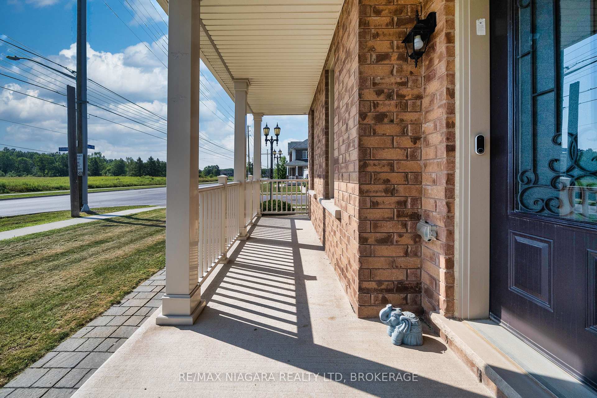 Photo 4 of 8285 Elderberry Drive, Niagara Falls, Brown — HOMEH