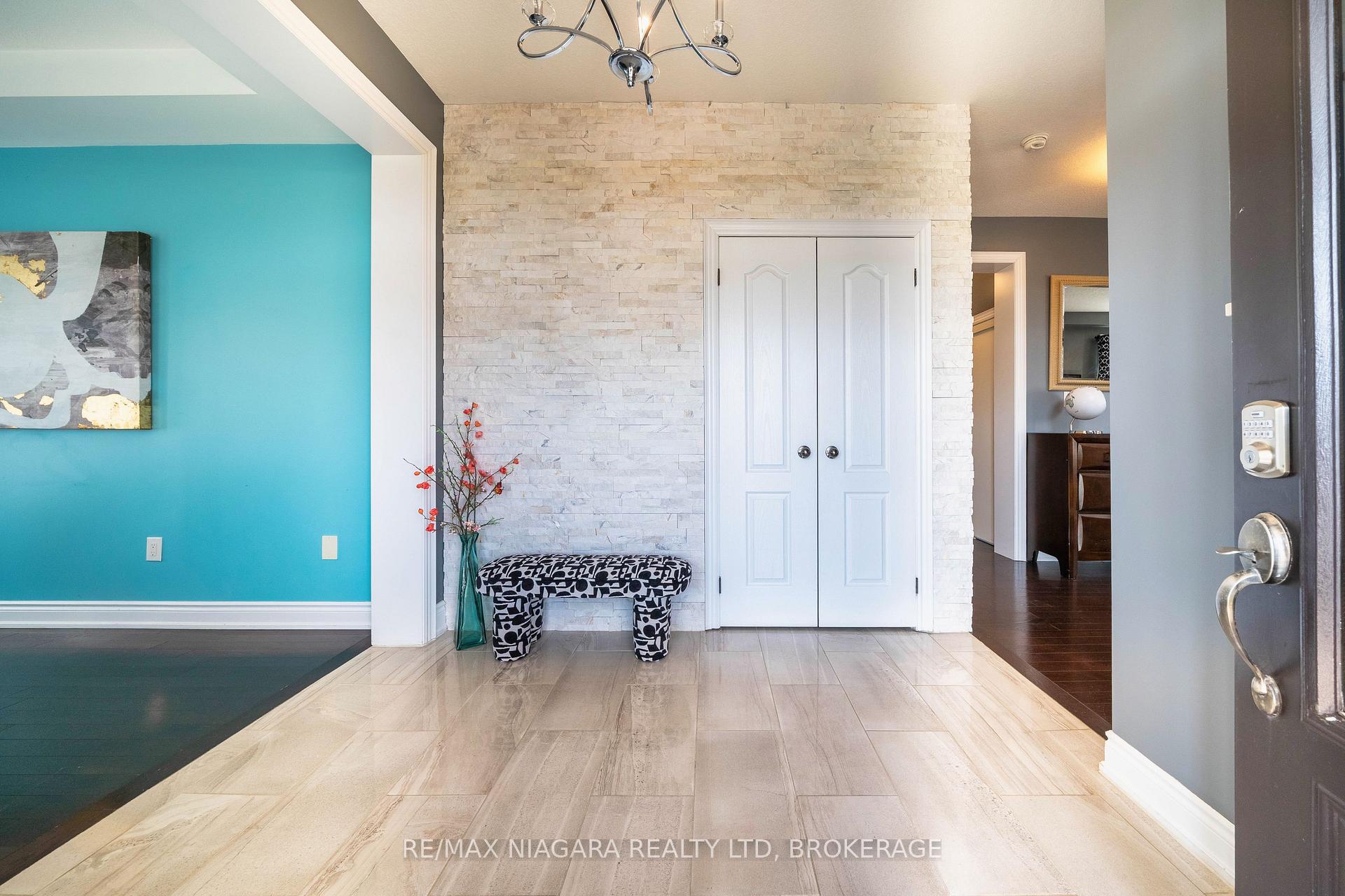 Photo 5 of 8285 Elderberry Drive, Niagara Falls, Brown — HOMEH