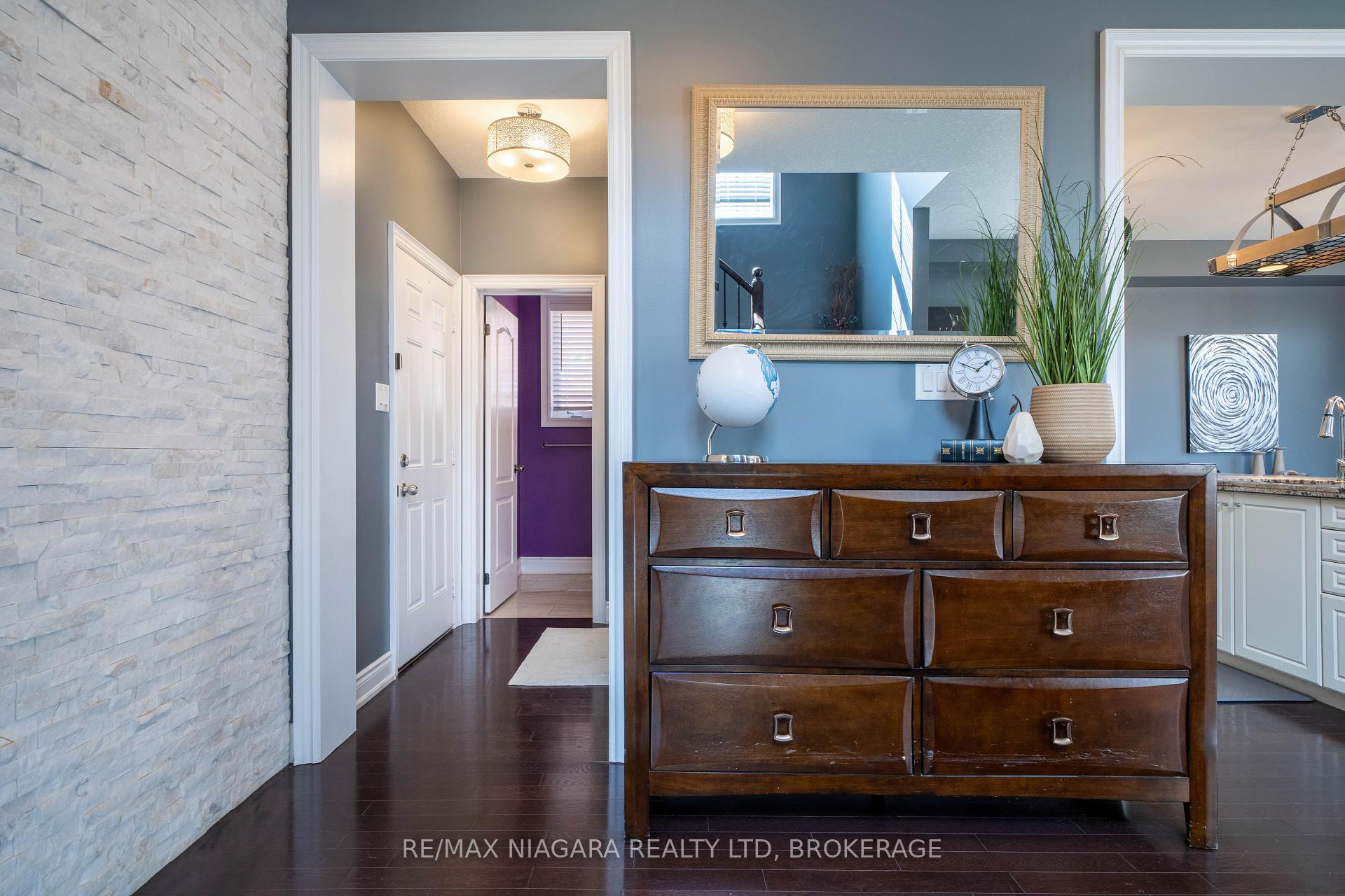 Photo 9 of 8285 Elderberry Drive, Niagara Falls, Brown — HOMEH
