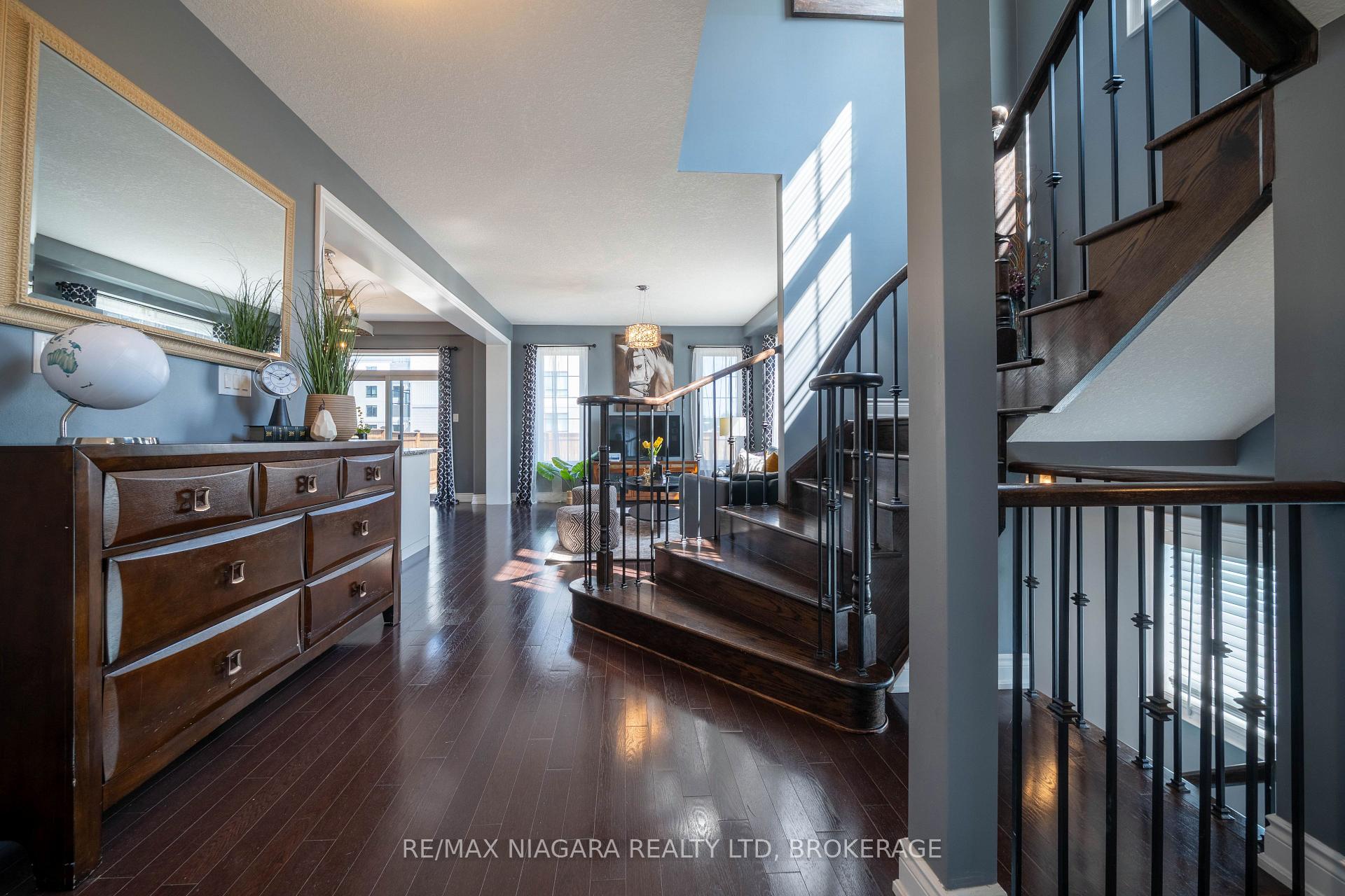 Photo 11 of 8285 Elderberry Drive, Niagara Falls, Brown — HOMEH