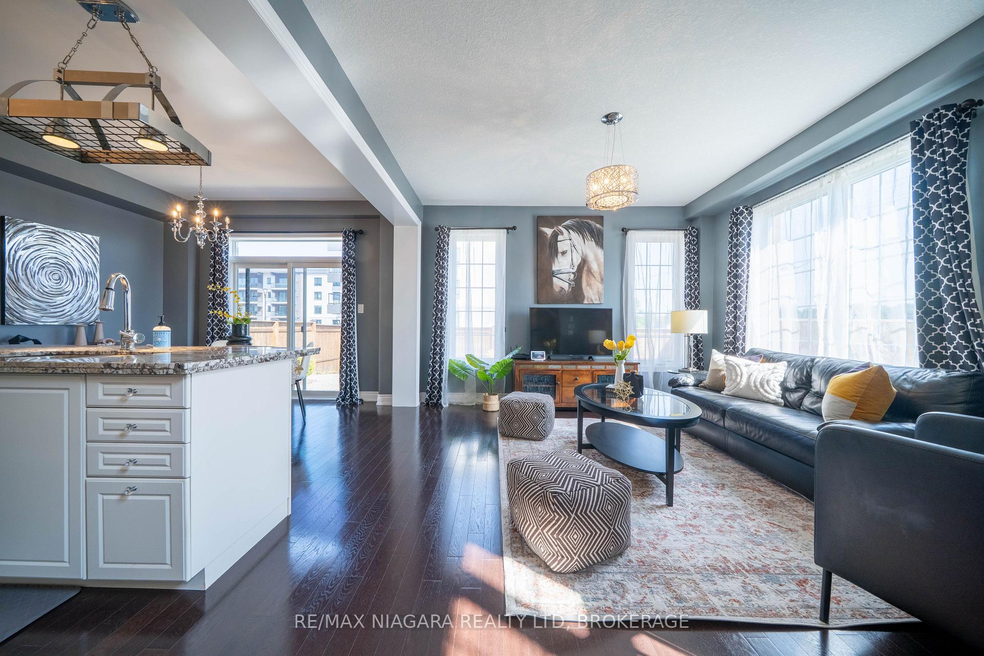 Photo 12 of 8285 Elderberry Drive, Niagara Falls, Brown — HOMEH