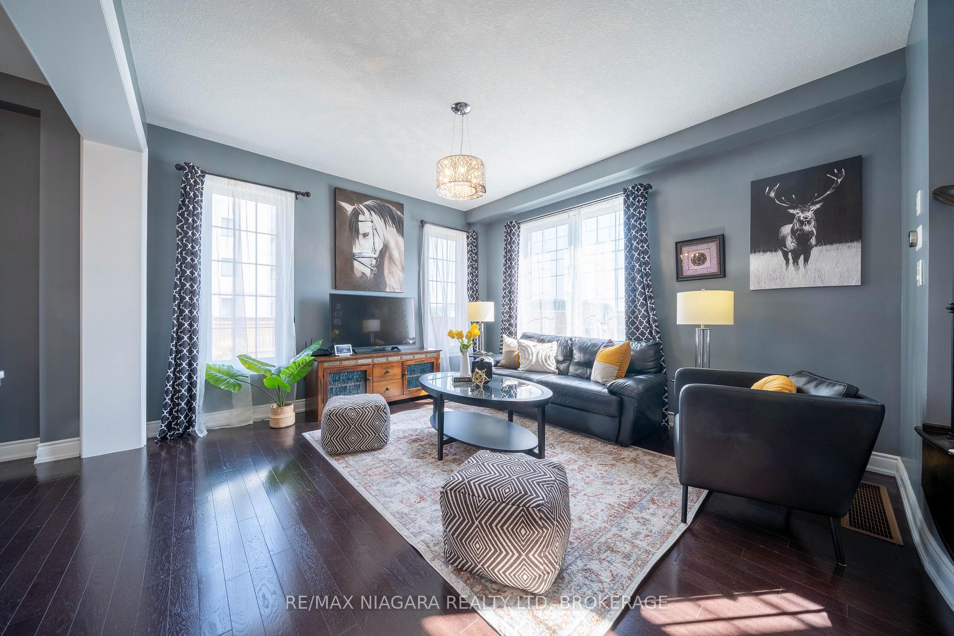 Photo 13 of 8285 Elderberry Drive, Niagara Falls, Brown — HOMEH