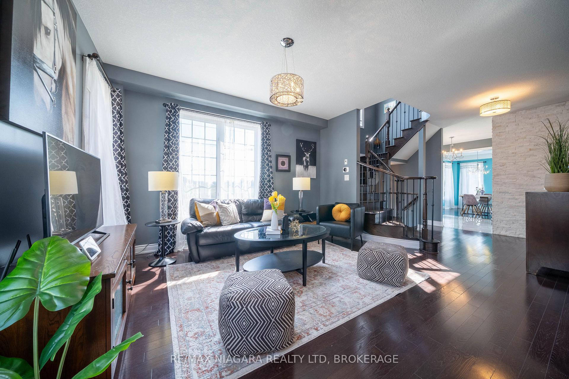 Photo 15 of 8285 Elderberry Drive, Niagara Falls, Brown — HOMEH