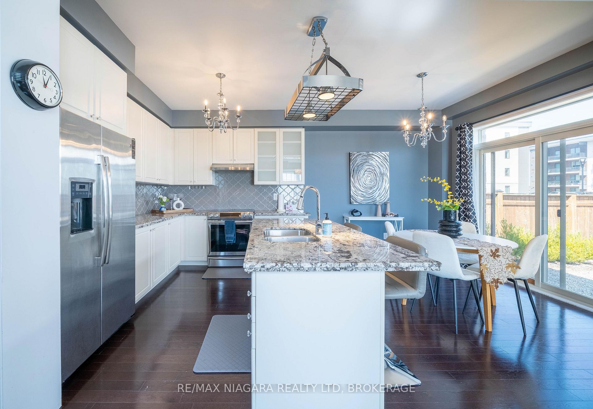 Photo 17 of 8285 Elderberry Drive, Niagara Falls, Brown — HOMEH