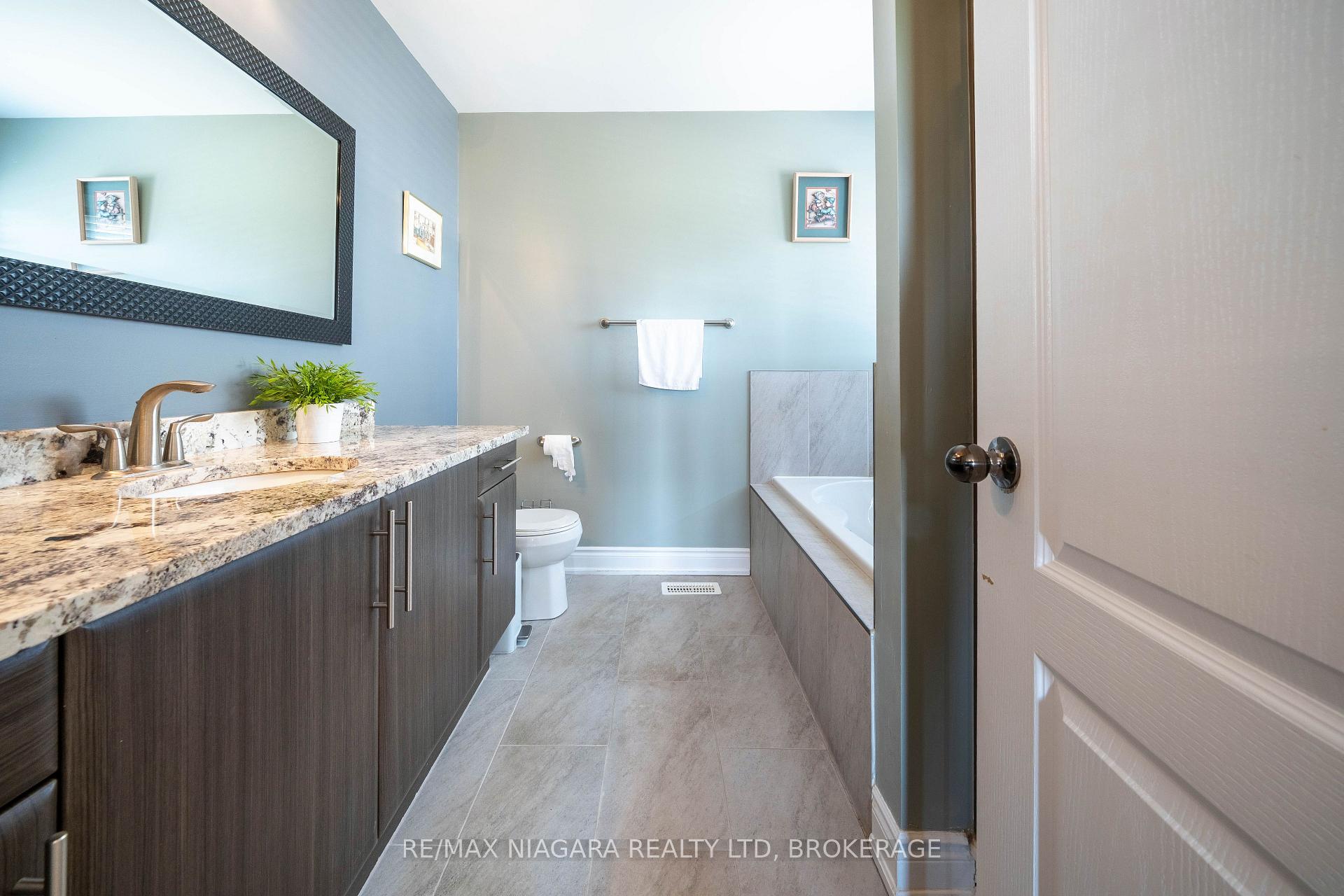 Photo 28 of 8285 Elderberry Drive, Niagara Falls, Brown — HOMEH