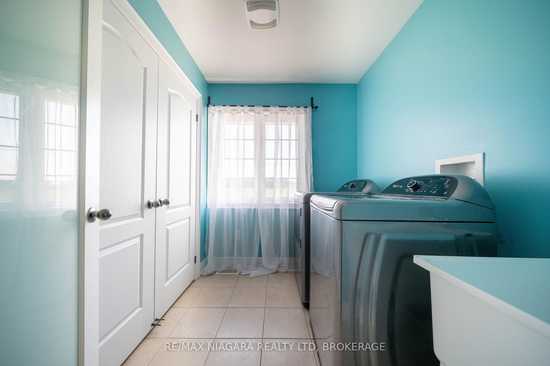 Photo 39 of 8285 Elderberry Drive, Niagara Falls, Brown — HOMEH