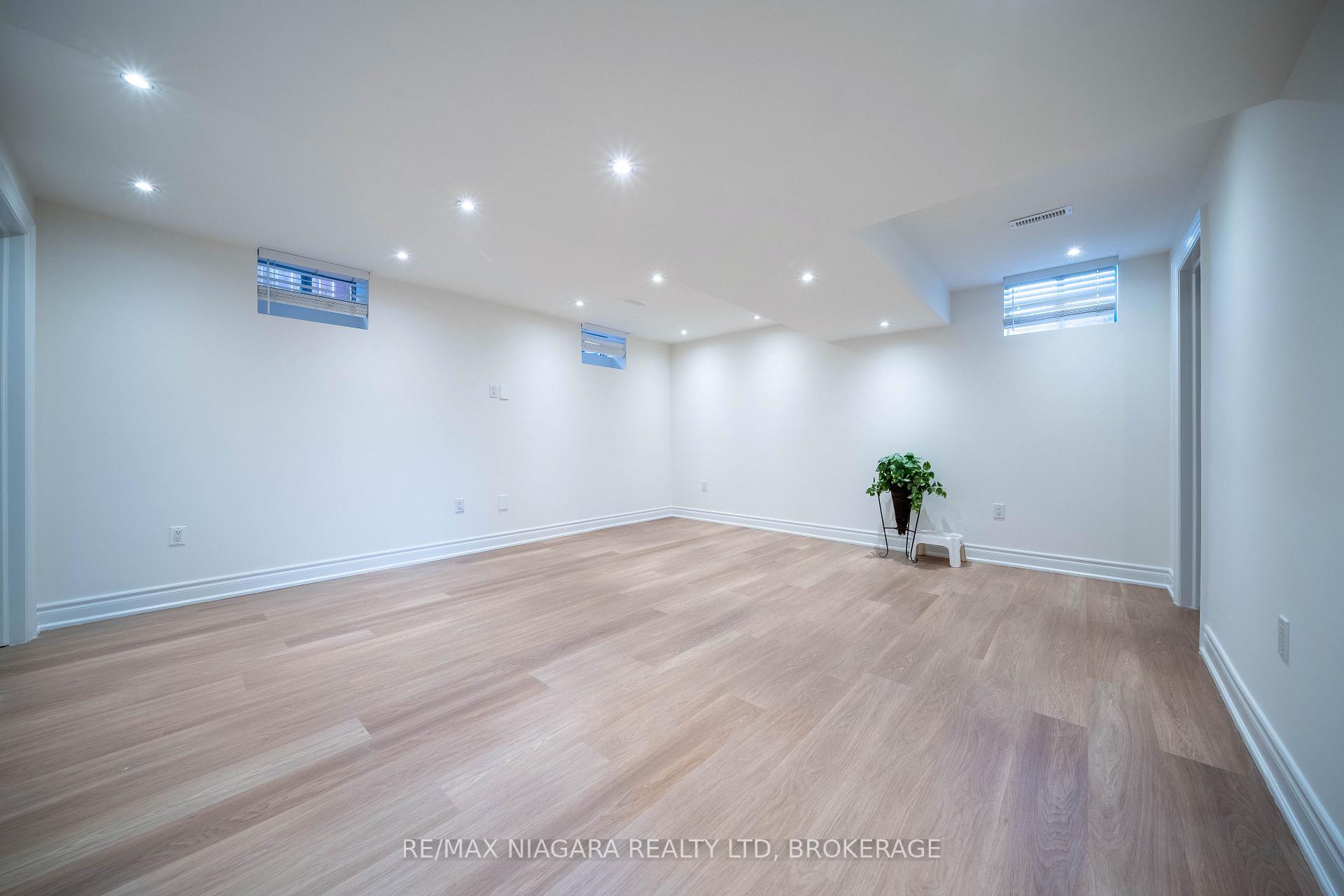 Photo 43 of 8285 Elderberry Drive, Niagara Falls, Brown — HOMEH