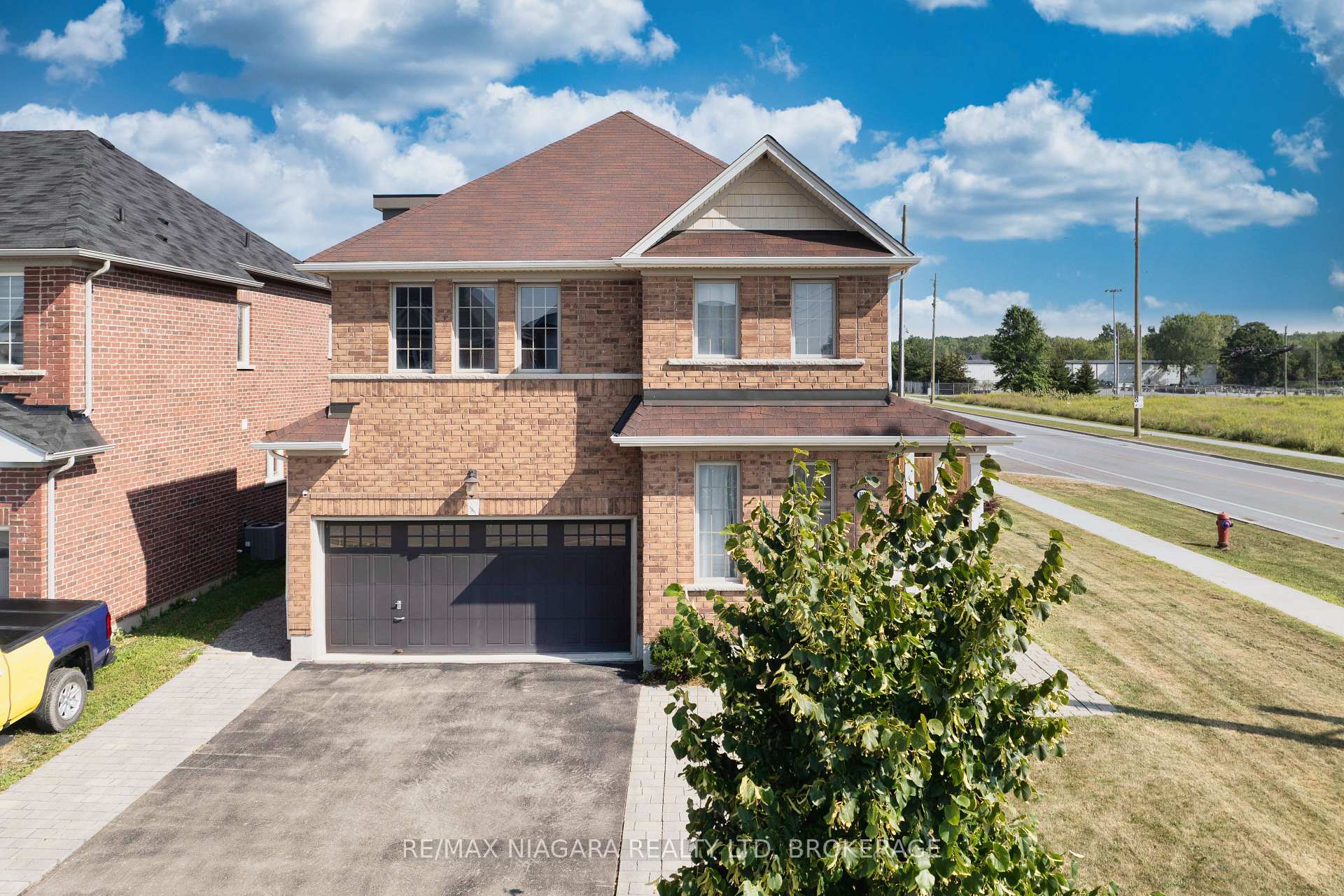 Photo 46 of 8285 Elderberry Drive, Niagara Falls, Brown — HOMEH