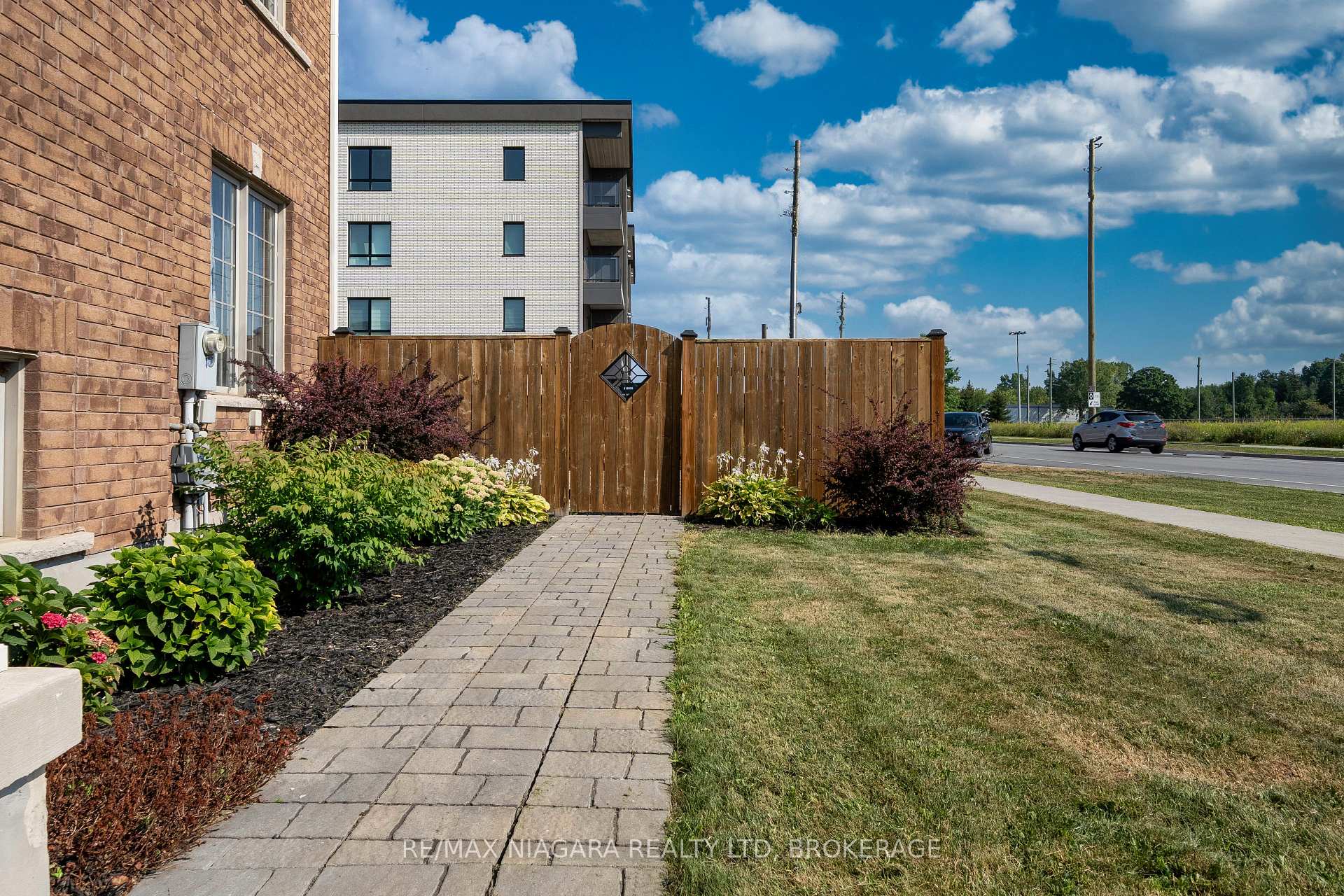 Photo 48 of 8285 Elderberry Drive, Niagara Falls, Brown — HOMEH