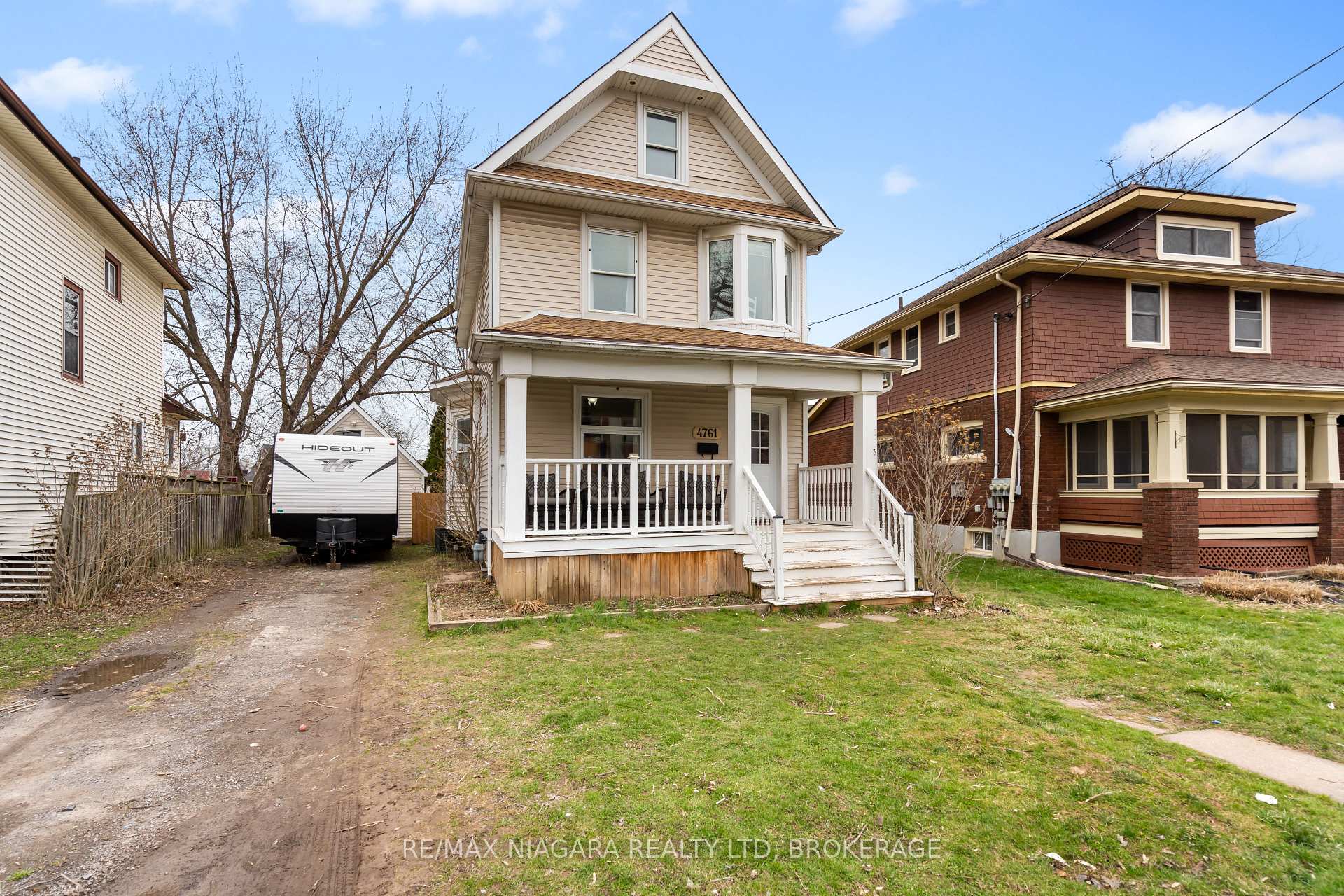 Photo 2 of 4761 Epworth Circle, Niagara Falls, Downtown — HOMEH