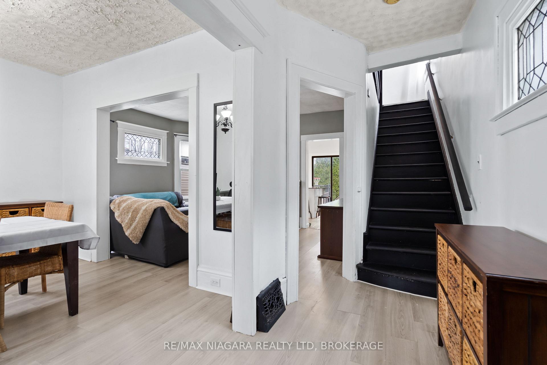 Photo 5 of 4761 Epworth Circle, Niagara Falls, Downtown — HOMEH