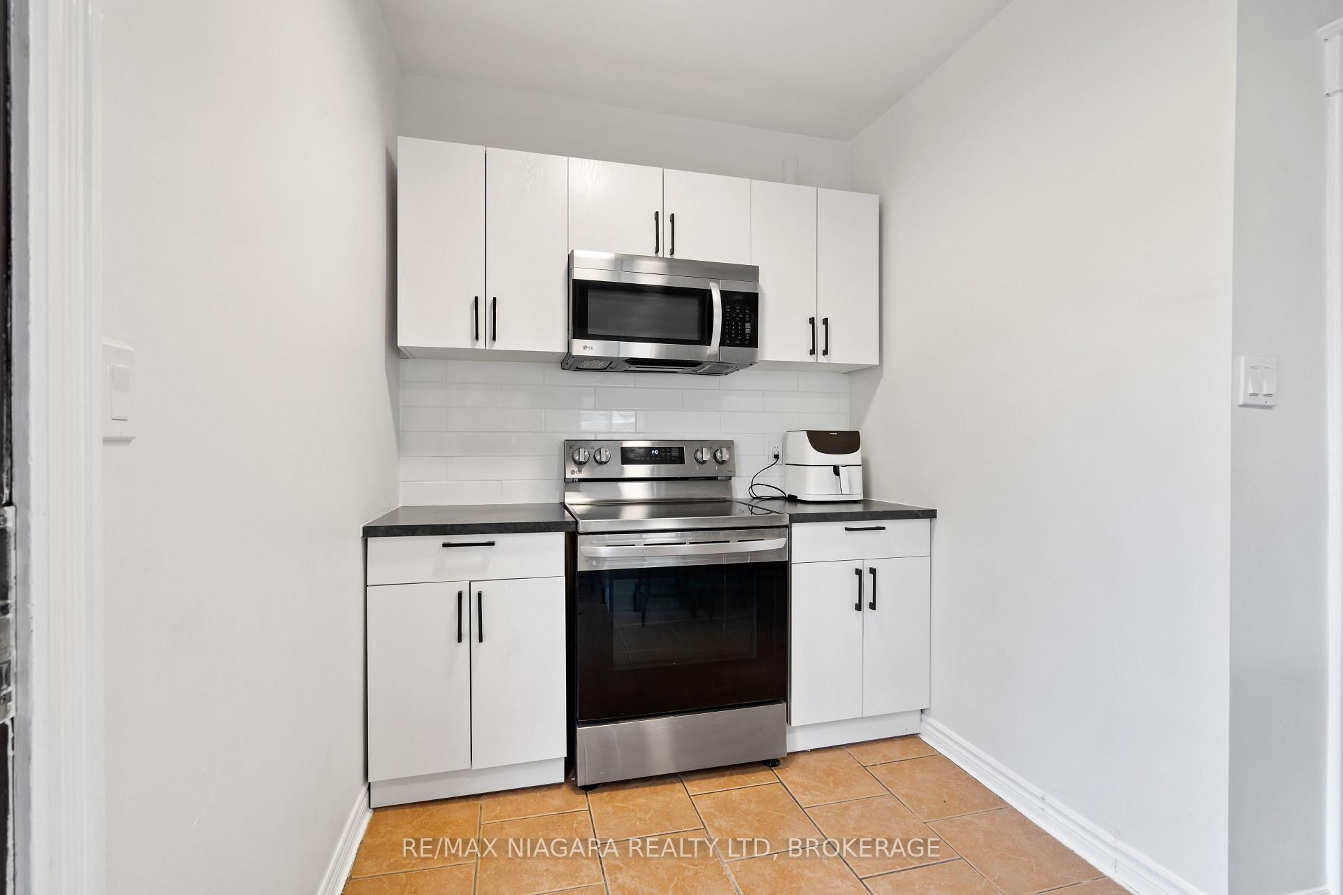 Photo 10 of 4761 Epworth Circle, Niagara Falls, Downtown — HOMEH
