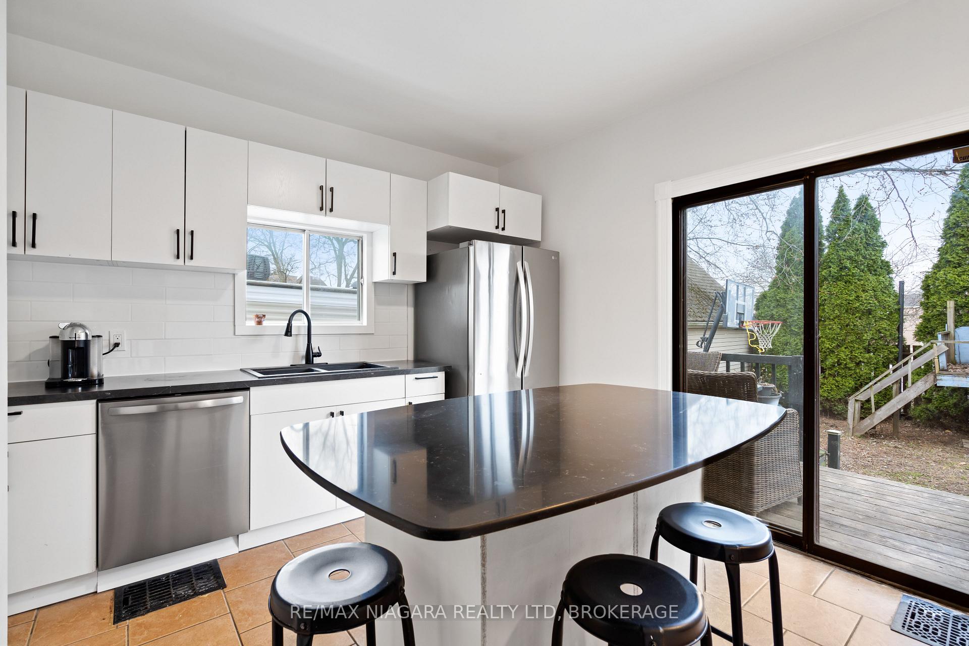 Photo 12 of 4761 Epworth Circle, Niagara Falls, Downtown — HOMEH