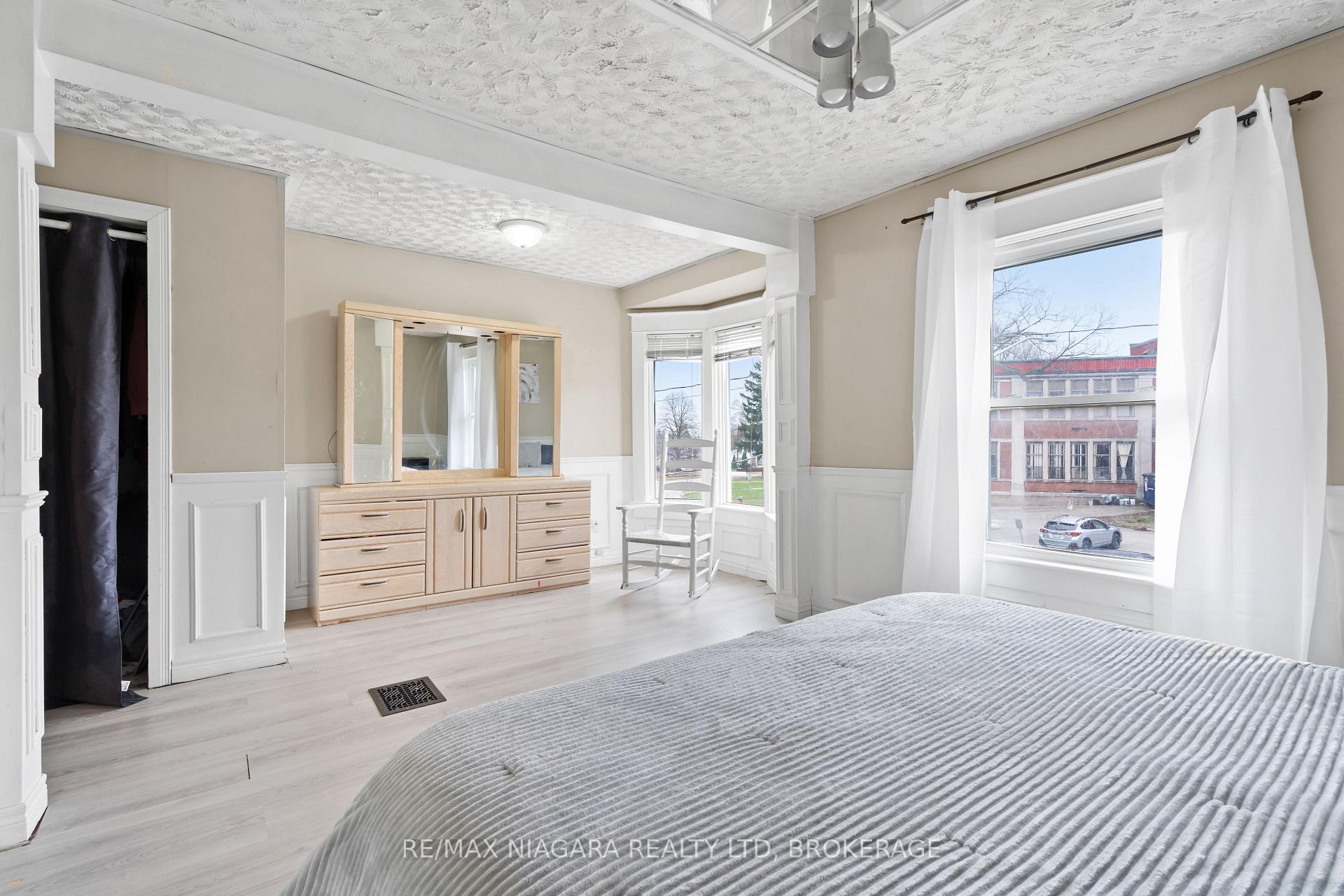 Photo 14 of 4761 Epworth Circle, Niagara Falls, Downtown — HOMEH