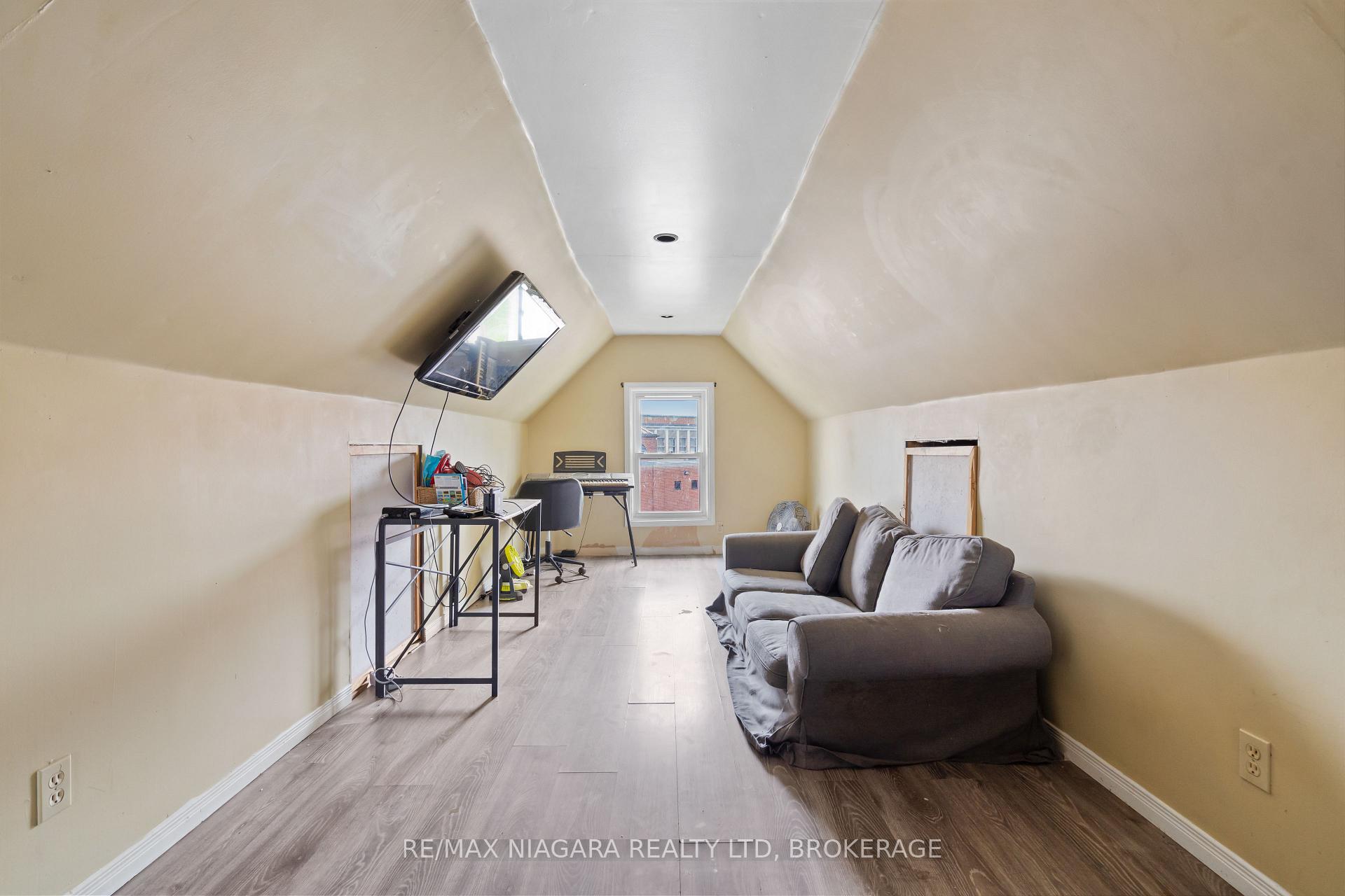 Photo 19 of 4761 Epworth Circle, Niagara Falls, Downtown — HOMEH