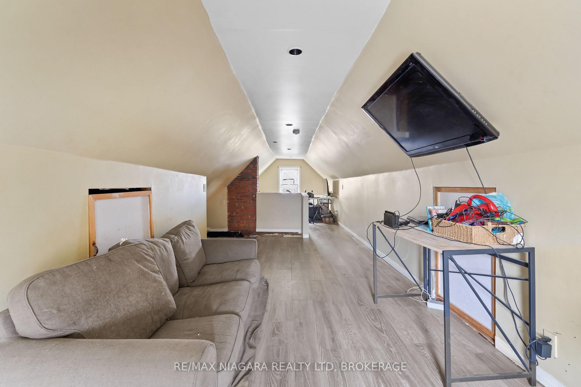 Photo 20 of 4761 Epworth Circle, Niagara Falls, Downtown — HOMEH