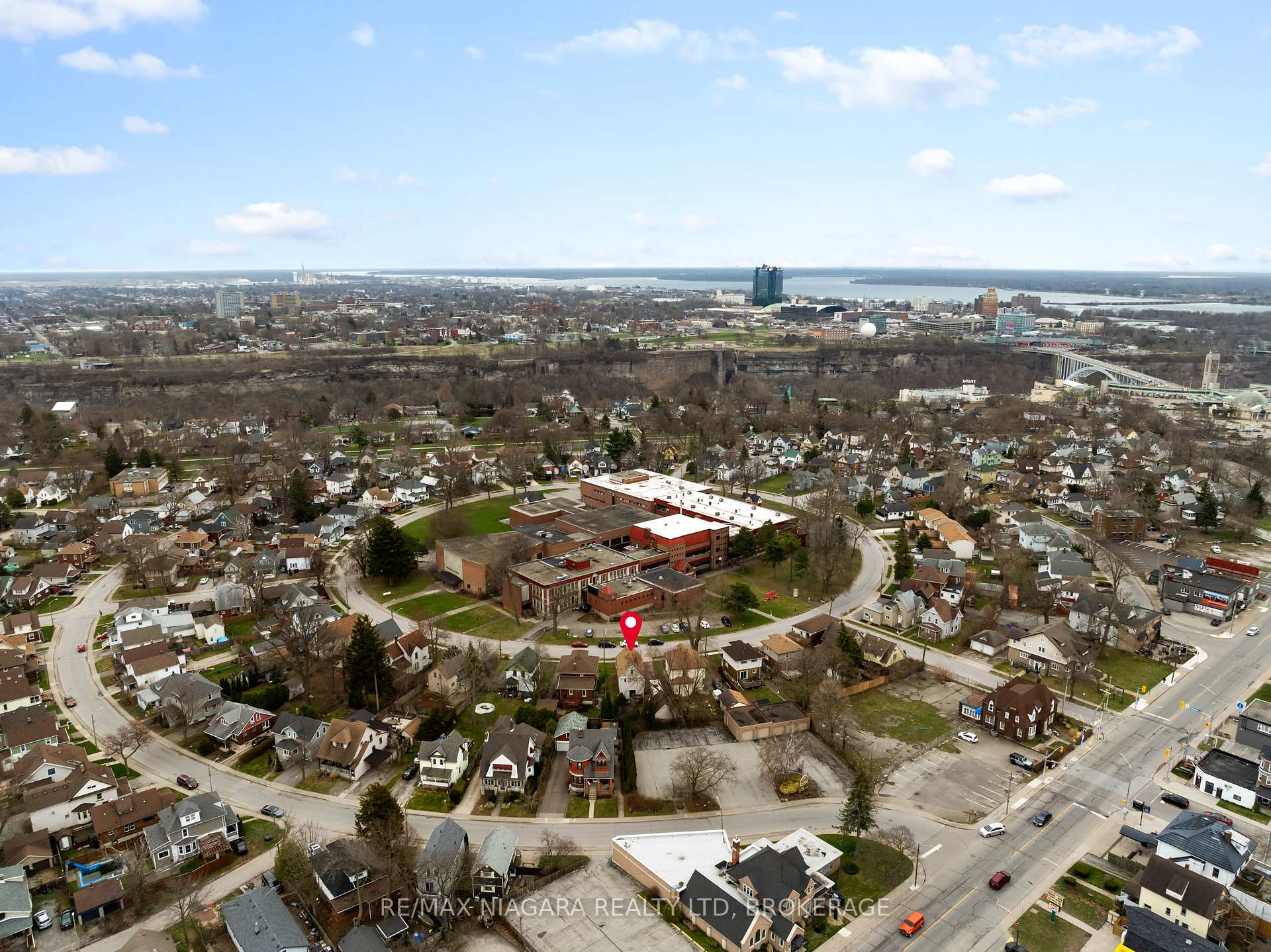 Photo 33 of 4761 Epworth Circle, Niagara Falls, Downtown — HOMEH