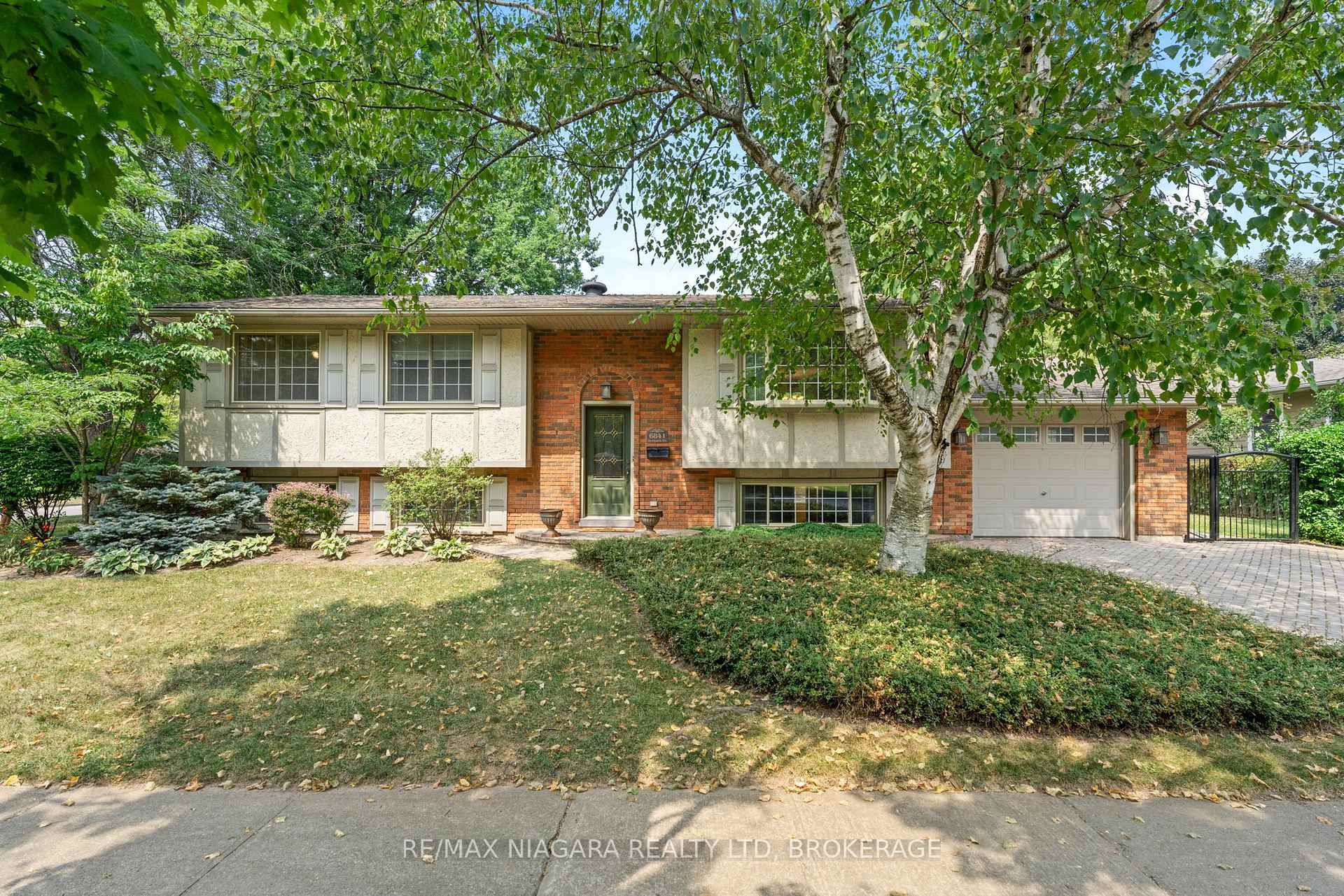 Photo 1 of 6841 Dellpark Drive, Niagara Falls, Stamford — HOMEH