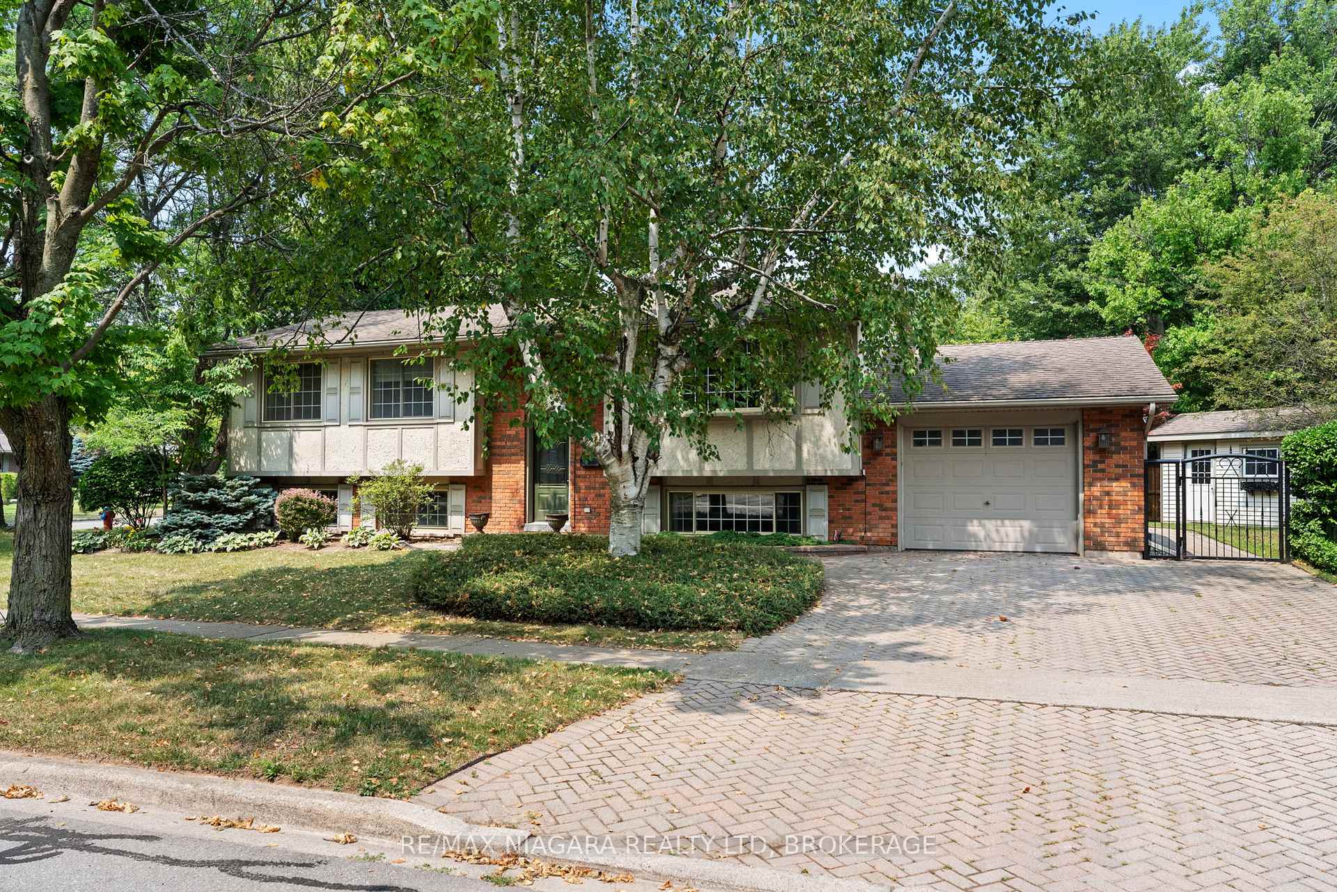 Photo 2 of 6841 Dellpark Drive, Niagara Falls, Stamford — HOMEH