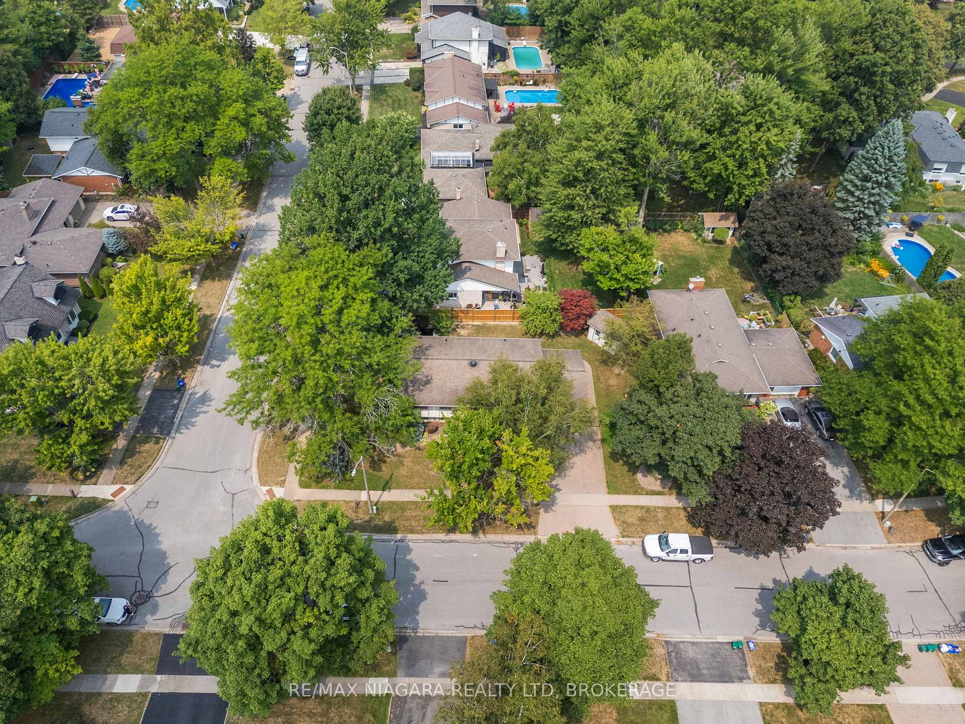 Photo 3 of 6841 Dellpark Drive, Niagara Falls, Stamford — HOMEH