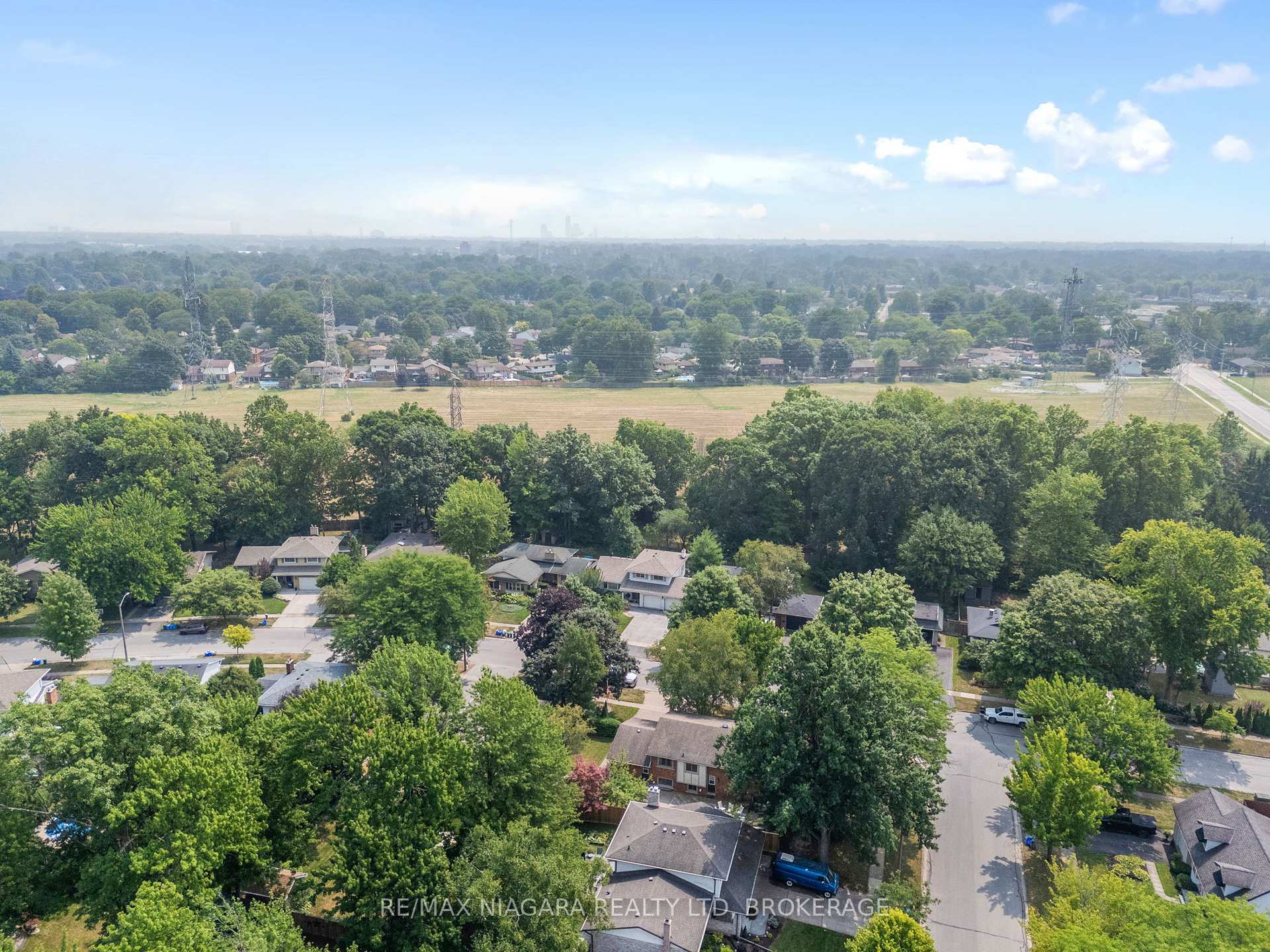 Photo 5 of 6841 Dellpark Drive, Niagara Falls, Stamford — HOMEH