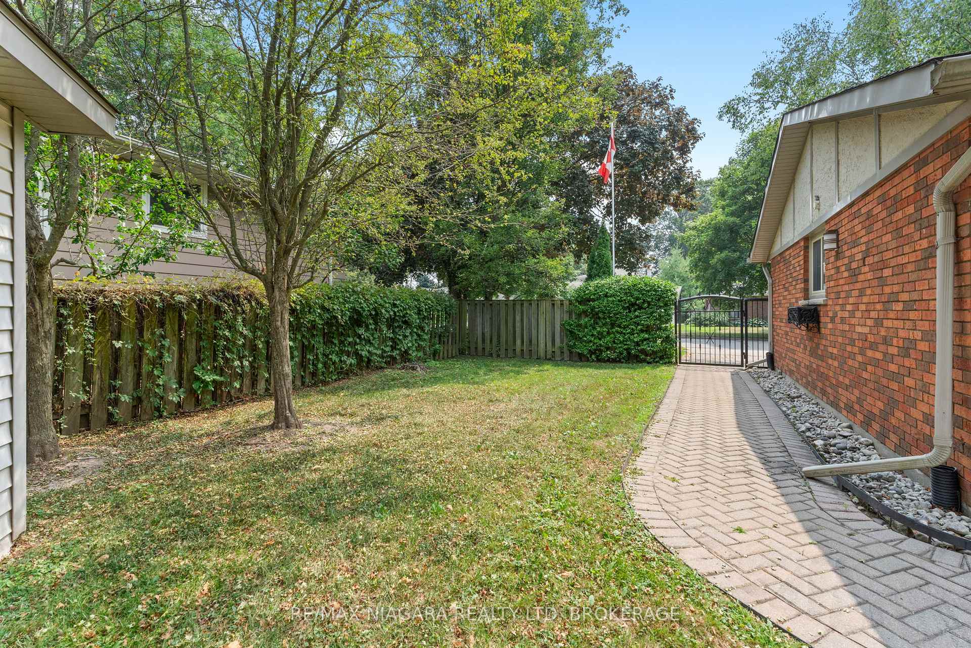 Photo 11 of 6841 Dellpark Drive, Niagara Falls, Stamford — HOMEH