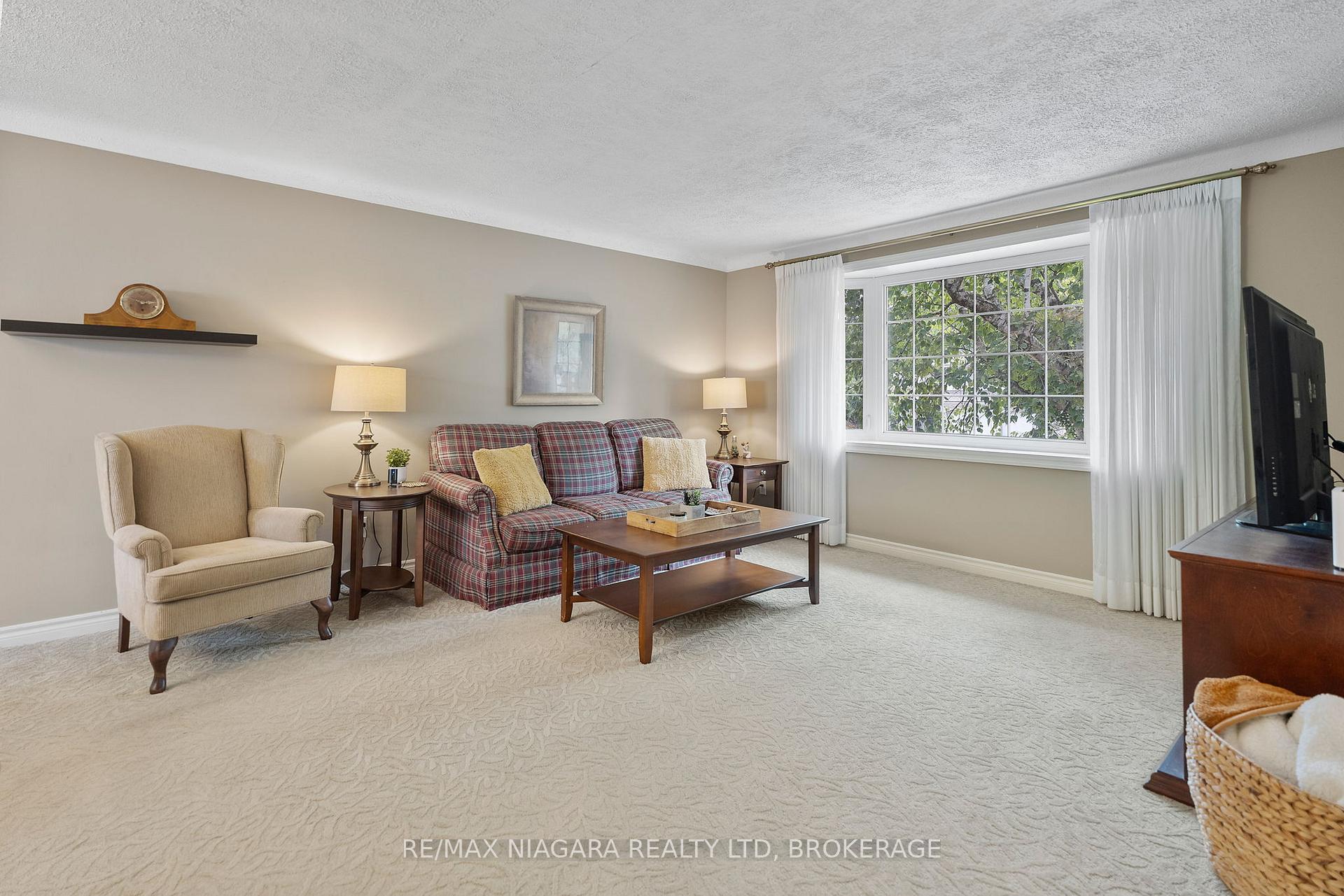Photo 15 of 6841 Dellpark Drive, Niagara Falls, Stamford — HOMEH