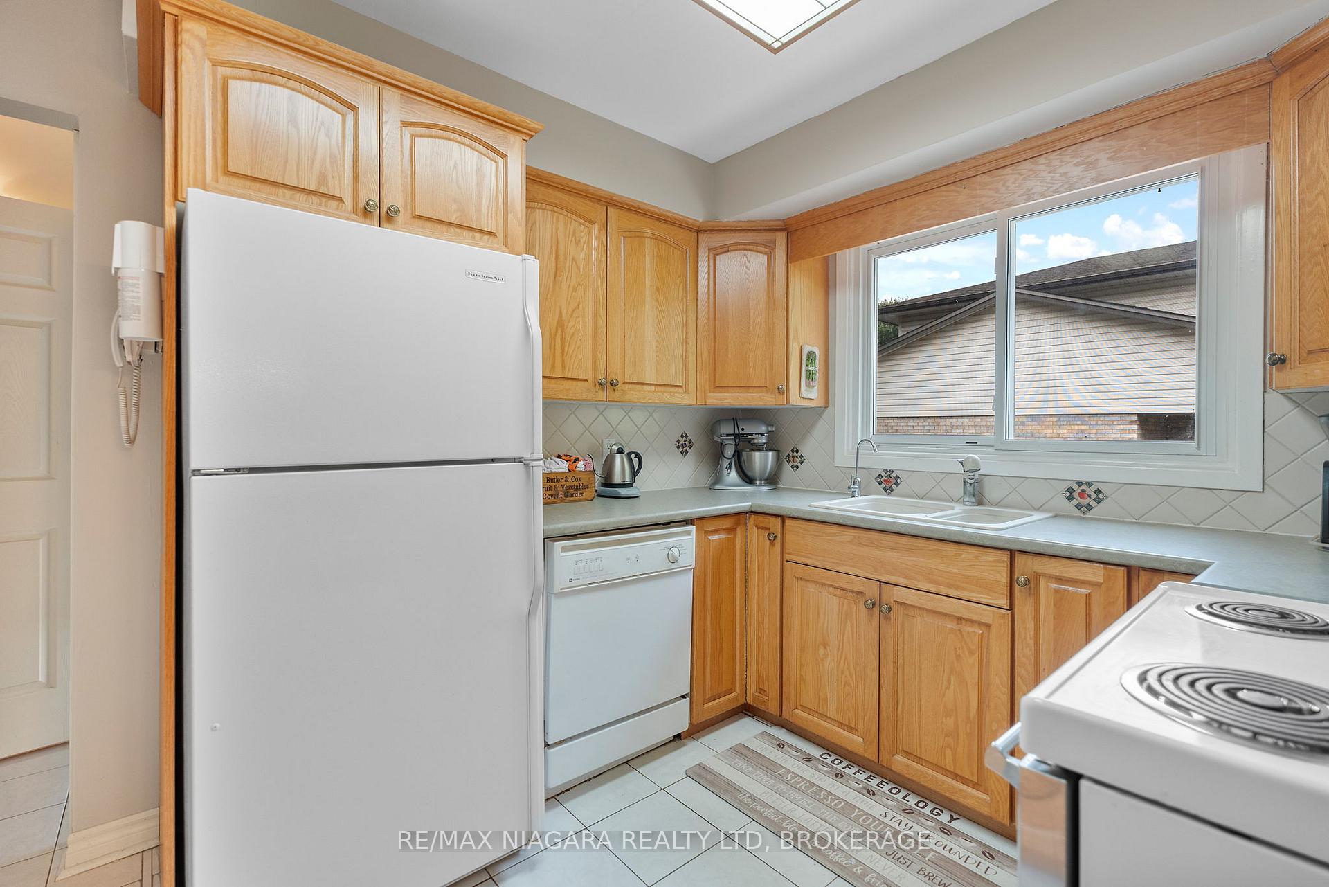 Photo 19 of 6841 Dellpark Drive, Niagara Falls, Stamford — HOMEH