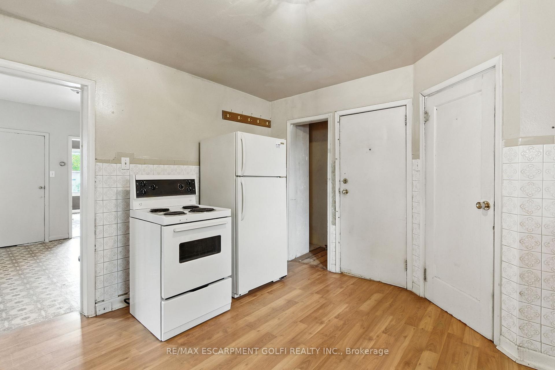 Photo 5 of 6044 Grey Avenue, Niagara Falls, Downtown — HOMEH