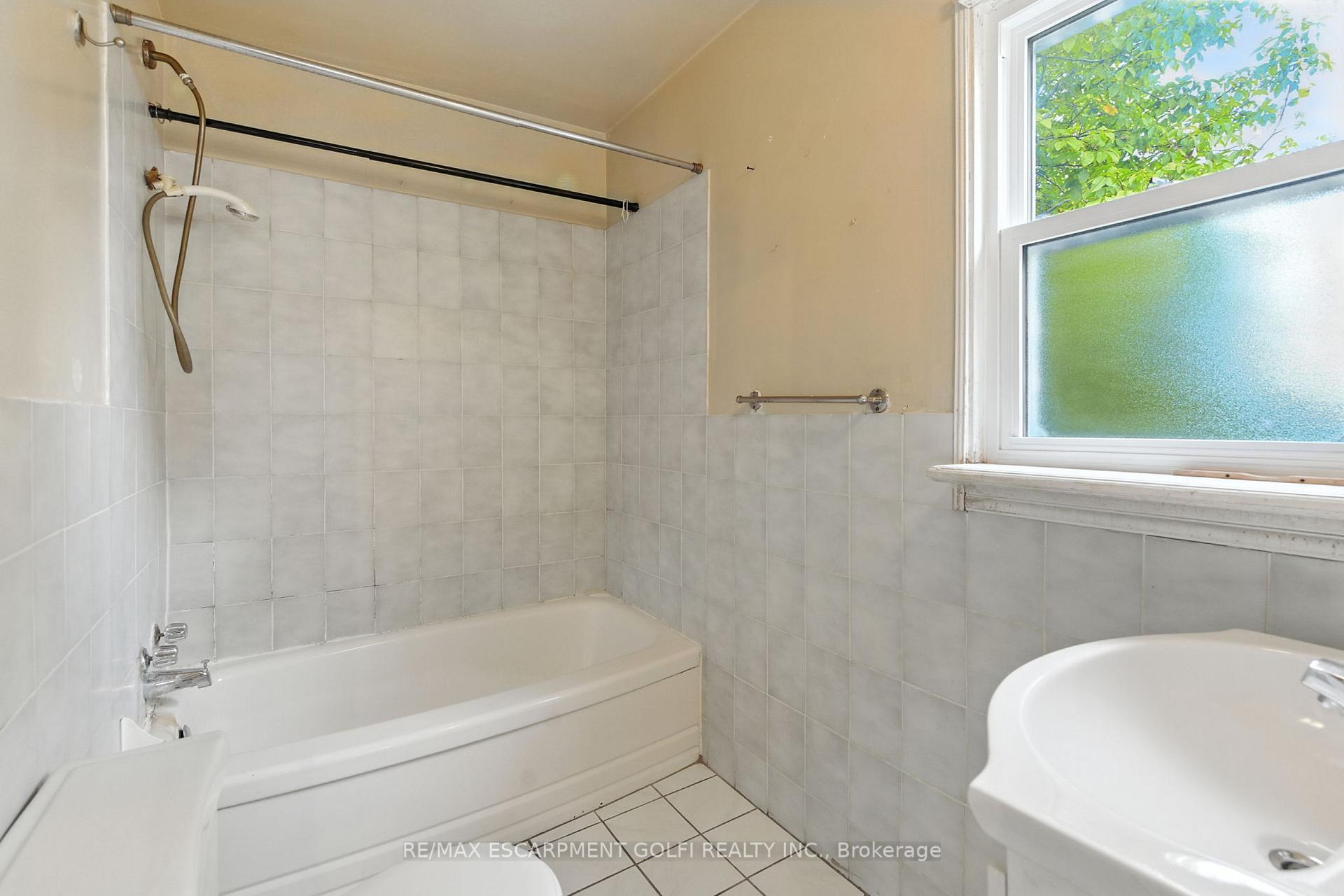 Photo 6 of 6044 Grey Avenue, Niagara Falls, Downtown — HOMEH