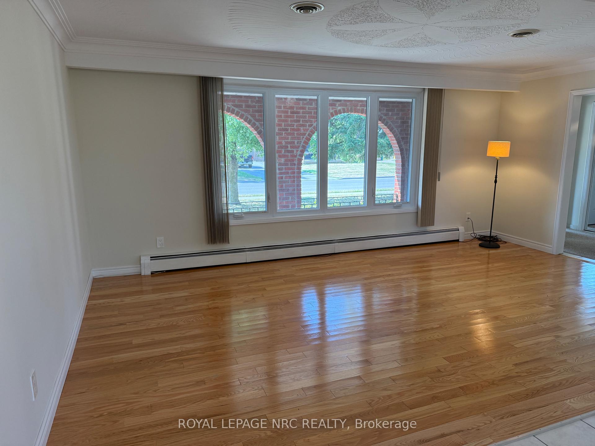 Photo 4 of 7797 Mulhern Street, Niagara Falls, Ascot — HOMEH