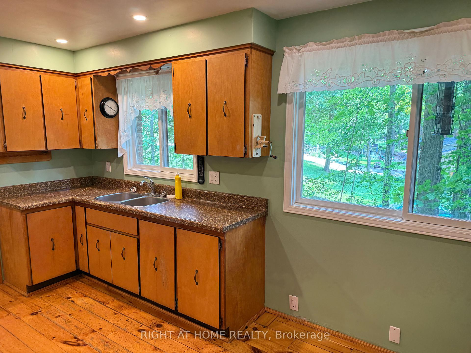 Photo 34 of 53 Glenda Jane Drive, Milton, Campbellville — HOMEH