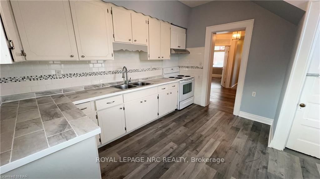 Photo 7 of 4740 Epworth Circle, Niagara Falls, Downtown — HOMEH