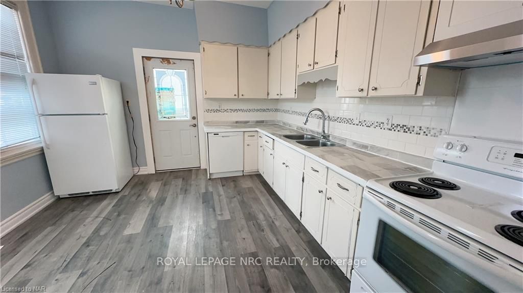 Photo 8 of 4740 Epworth Circle, Niagara Falls, Downtown — HOMEH
