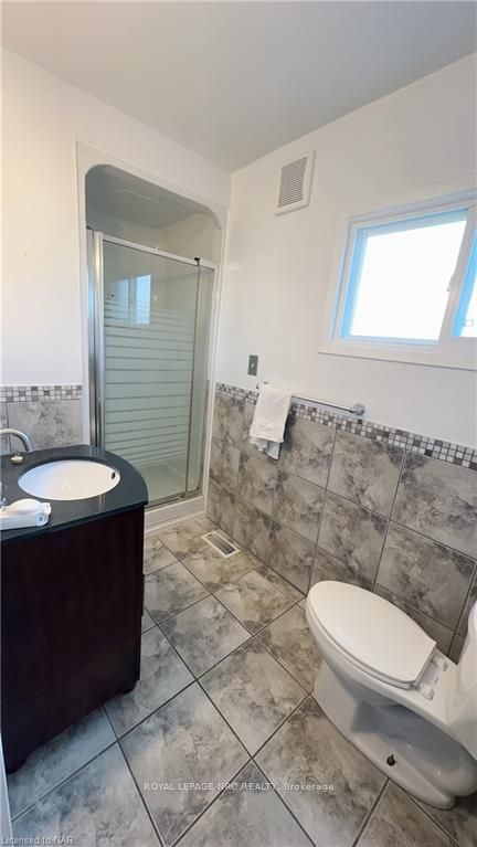 Photo 10 of 4740 Epworth Circle, Niagara Falls, Downtown — HOMEH