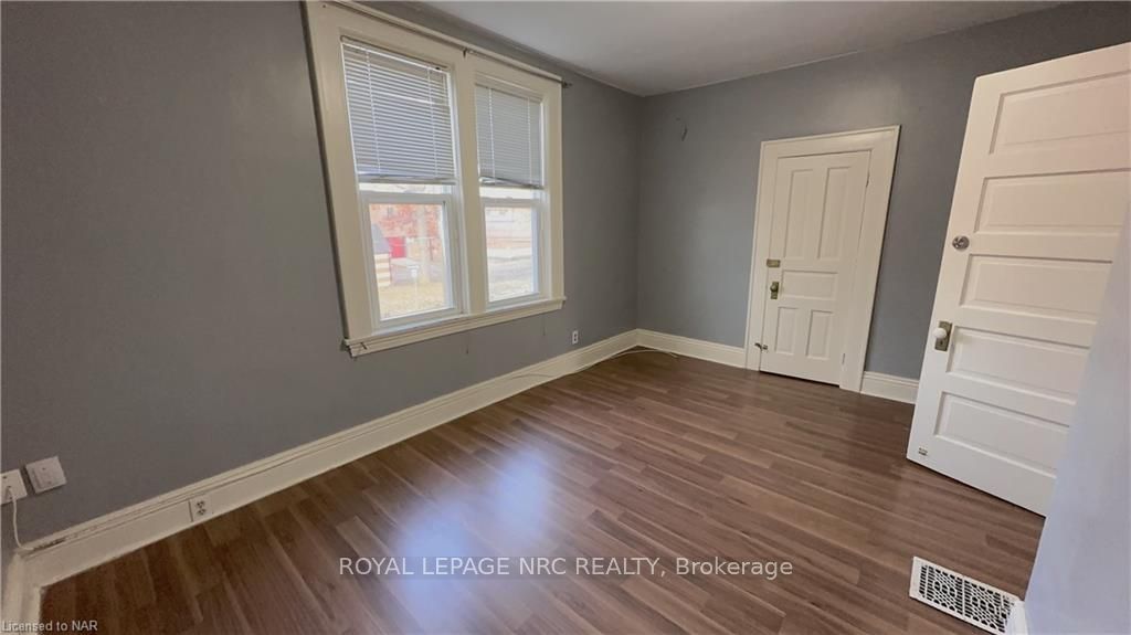 Photo 16 of 4740 Epworth Circle, Niagara Falls, Downtown — HOMEH