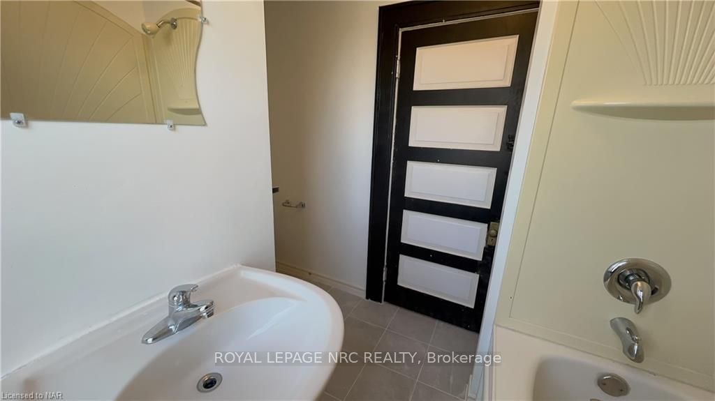 Photo 17 of 4740 Epworth Circle, Niagara Falls, Downtown — HOMEH