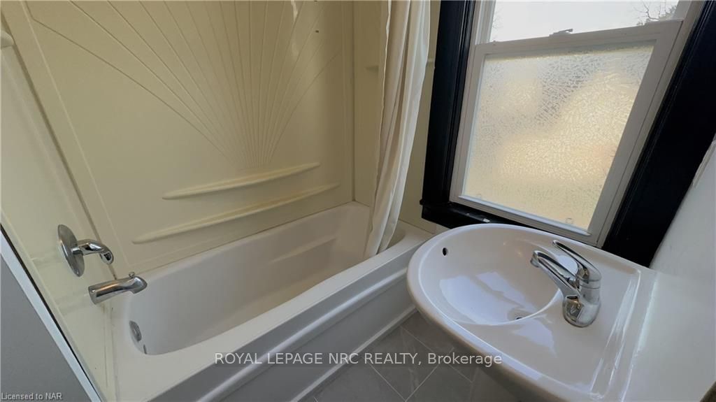 Photo 18 of 4740 Epworth Circle, Niagara Falls, Downtown — HOMEH