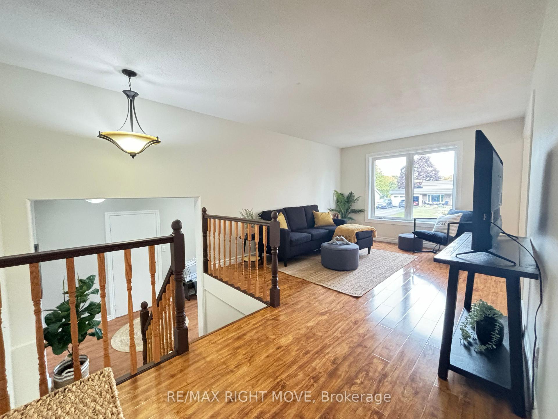 Photo 6 of 445 Mooney Crescent, Orillia — HOMEH