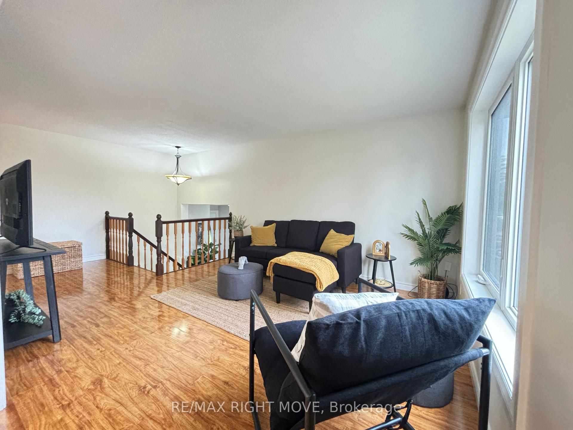 Photo 7 of 445 Mooney Crescent, Orillia — HOMEH