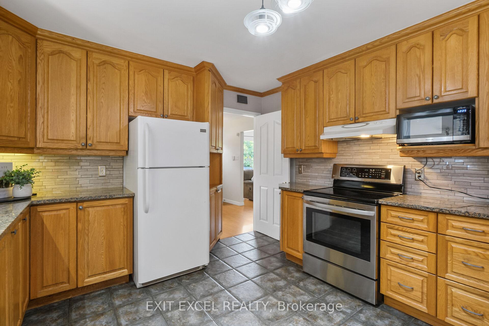 Photo 9 of 396 Roxdale Avenue, Ottawa, Bilberry Creek/Queenswood Heights — HOMEH