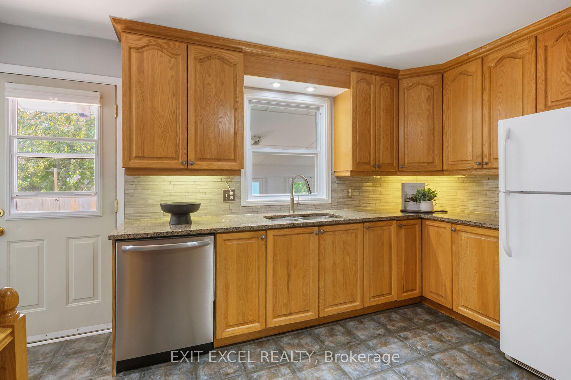 Photo 10 of 396 Roxdale Avenue, Ottawa, Bilberry Creek/Queenswood Heights — HOMEH