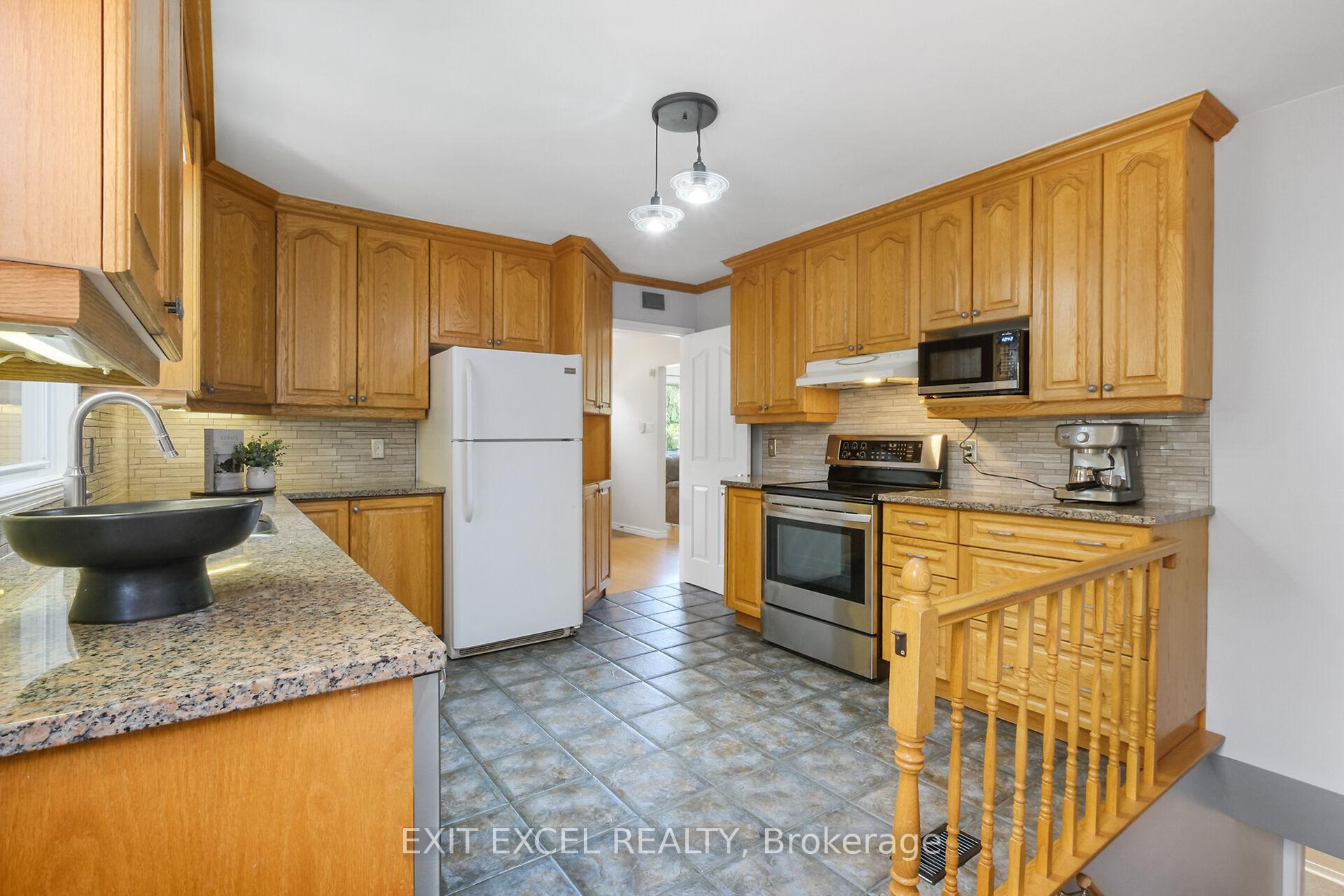 Photo 11 of 396 Roxdale Avenue, Ottawa, Bilberry Creek/Queenswood Heights — HOMEH